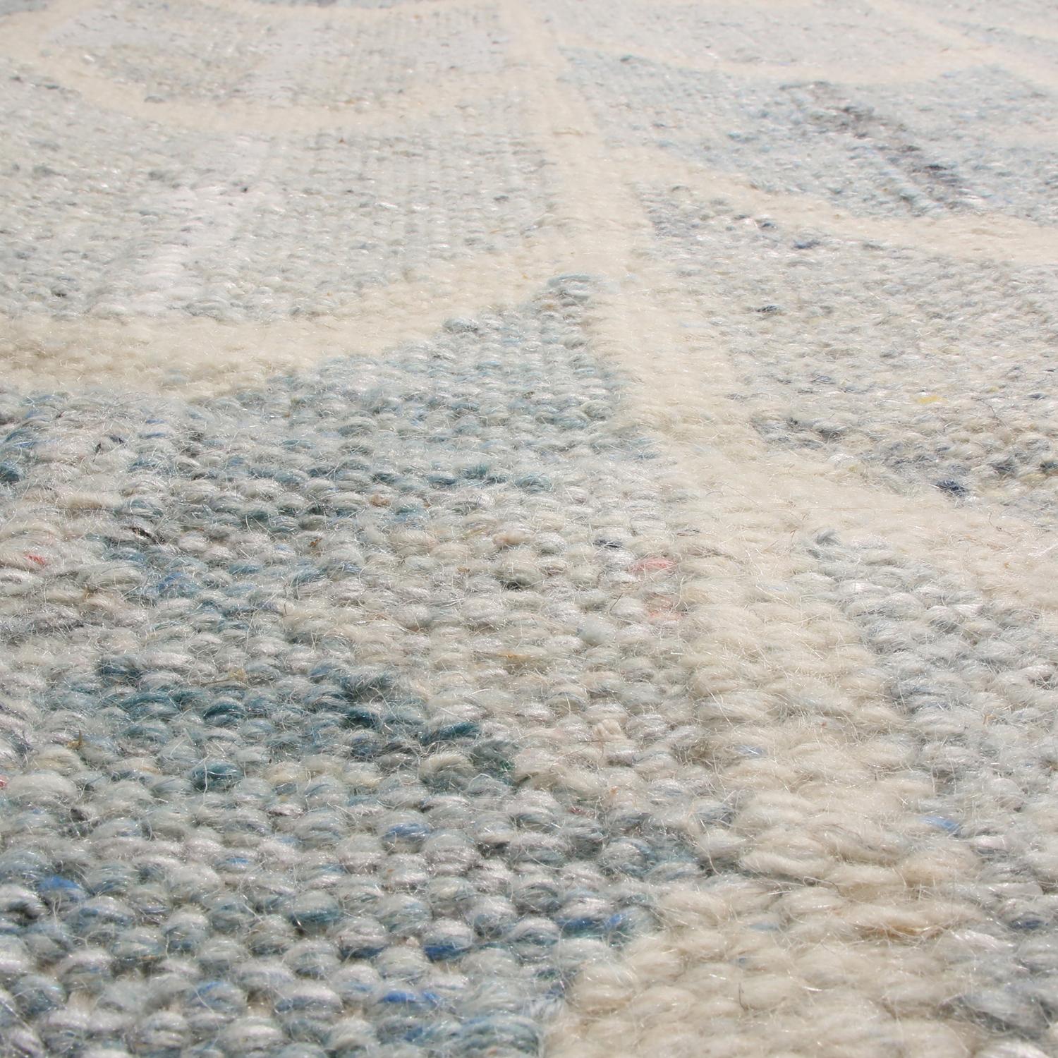 Skandinavisch inspirierter geometrischer grauer und blauer Woll-Kelim-Teppich von Teppich & Kilims (Handgewebt) im Angebot