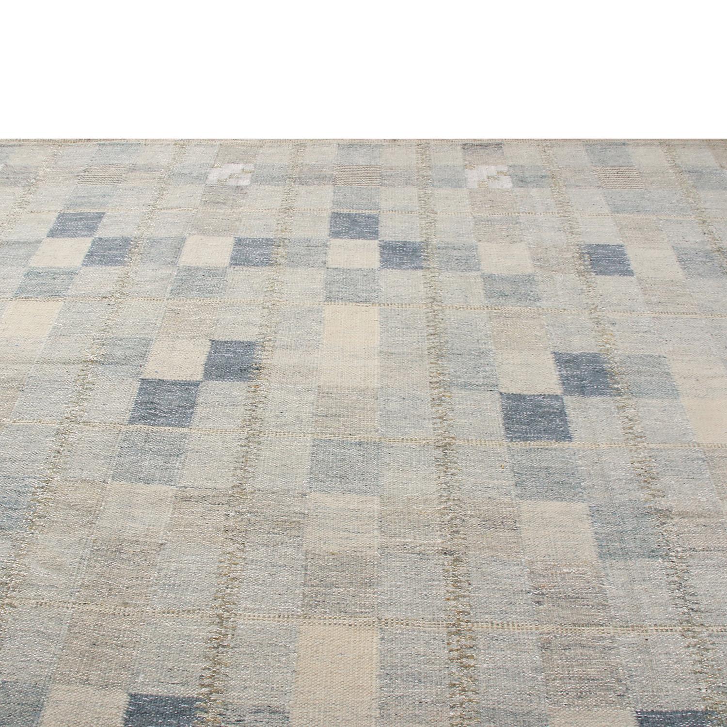 Dieser aus Indien stammende, handgeknüpfte Florteppich stammt aus der skandinavisch inspirierten Kollektion von Rug & Kilim und zeichnet sich durch ein ausgeprägtes geometrisches All-Over-Felddesign mit kräftigen Farben in Schwarz, Off-White, Grau