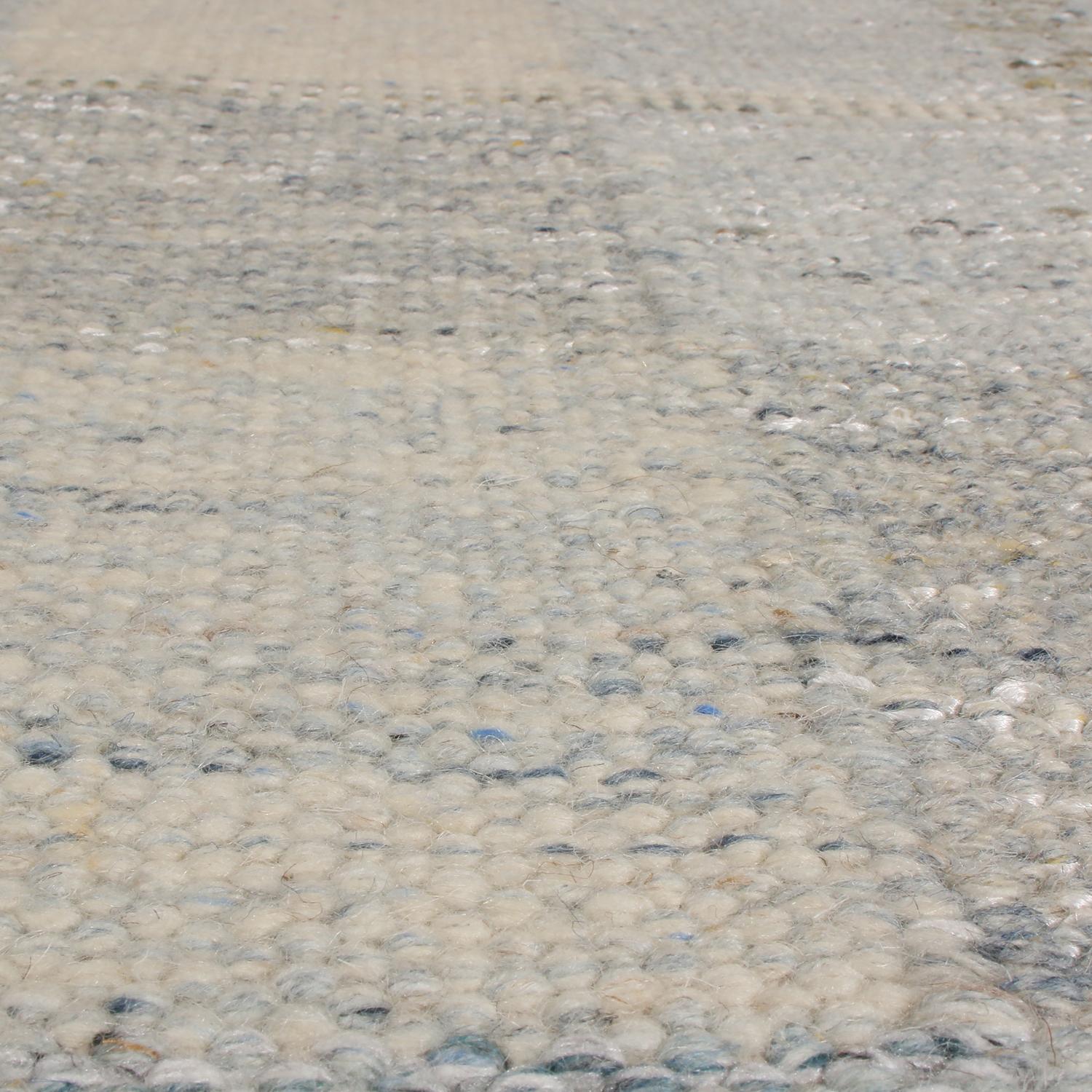 Rug & Kilim's skandinavisch inspirierter geometrischer Wollteppich in Grau und Blau (Skandinavische Moderne) im Angebot