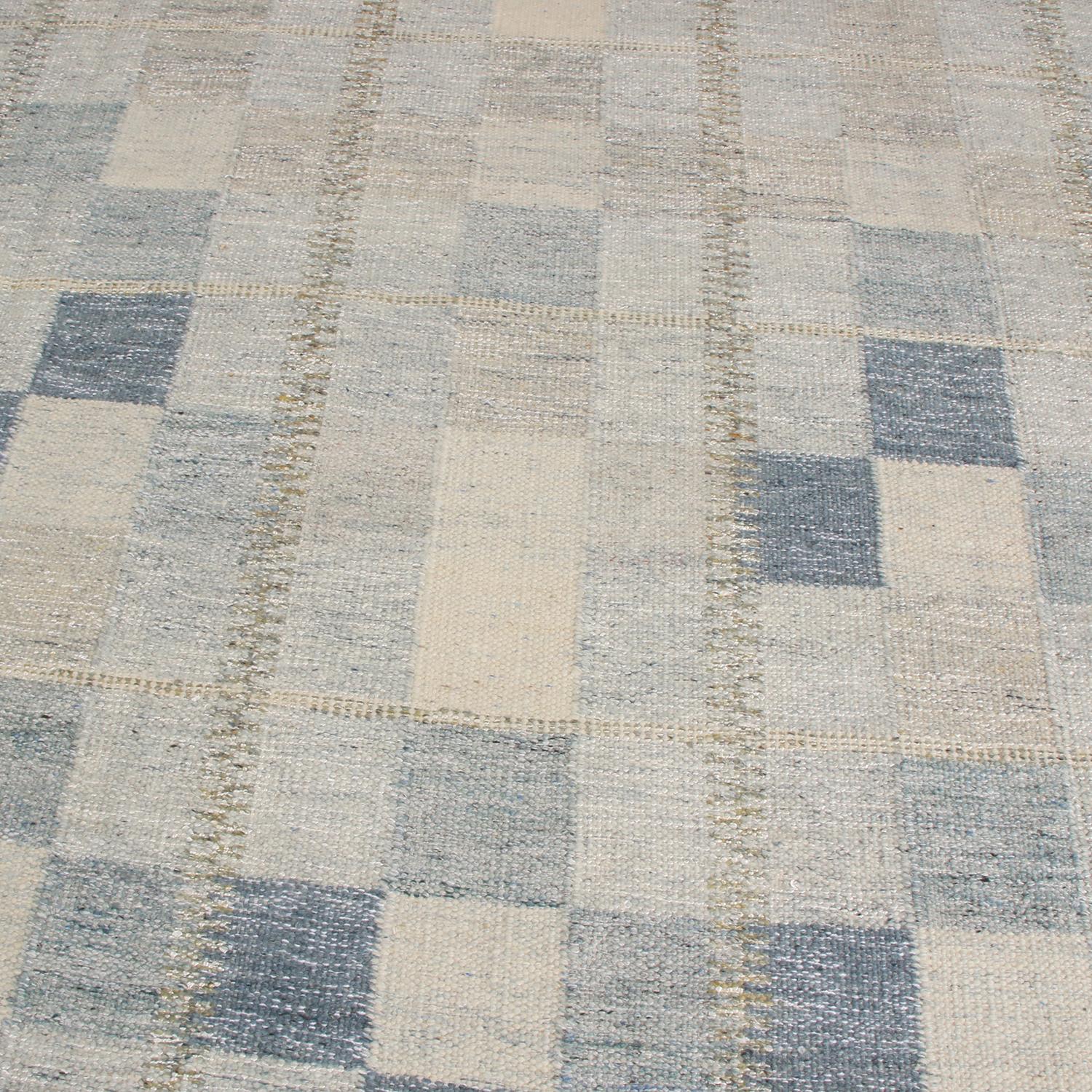 Rug & Kilim's skandinavisch inspirierter geometrischer Wollteppich in Grau und Blau (Indisch) im Angebot