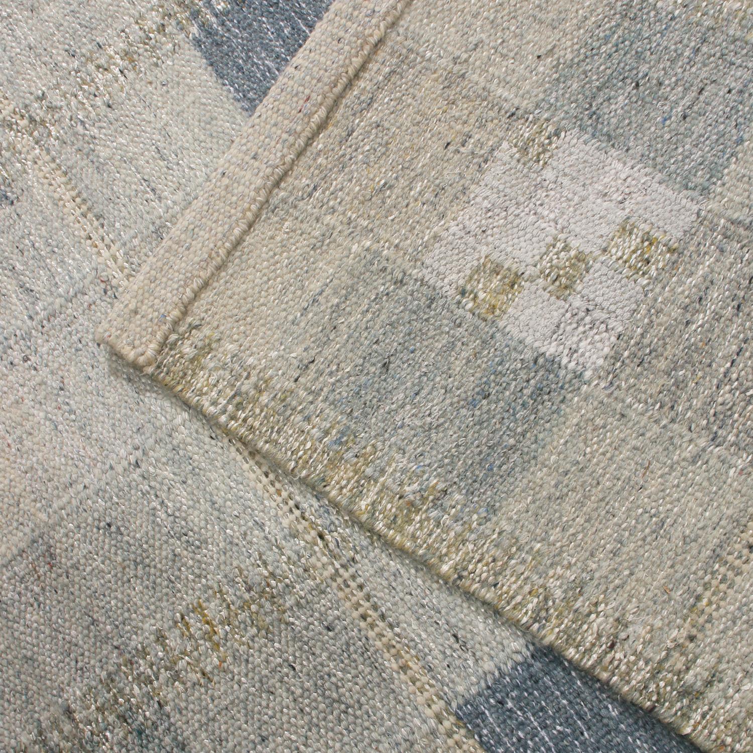 Rug & Kilim's skandinavisch inspirierter geometrischer Wollteppich in Grau und Blau (Handgeknüpft) im Angebot