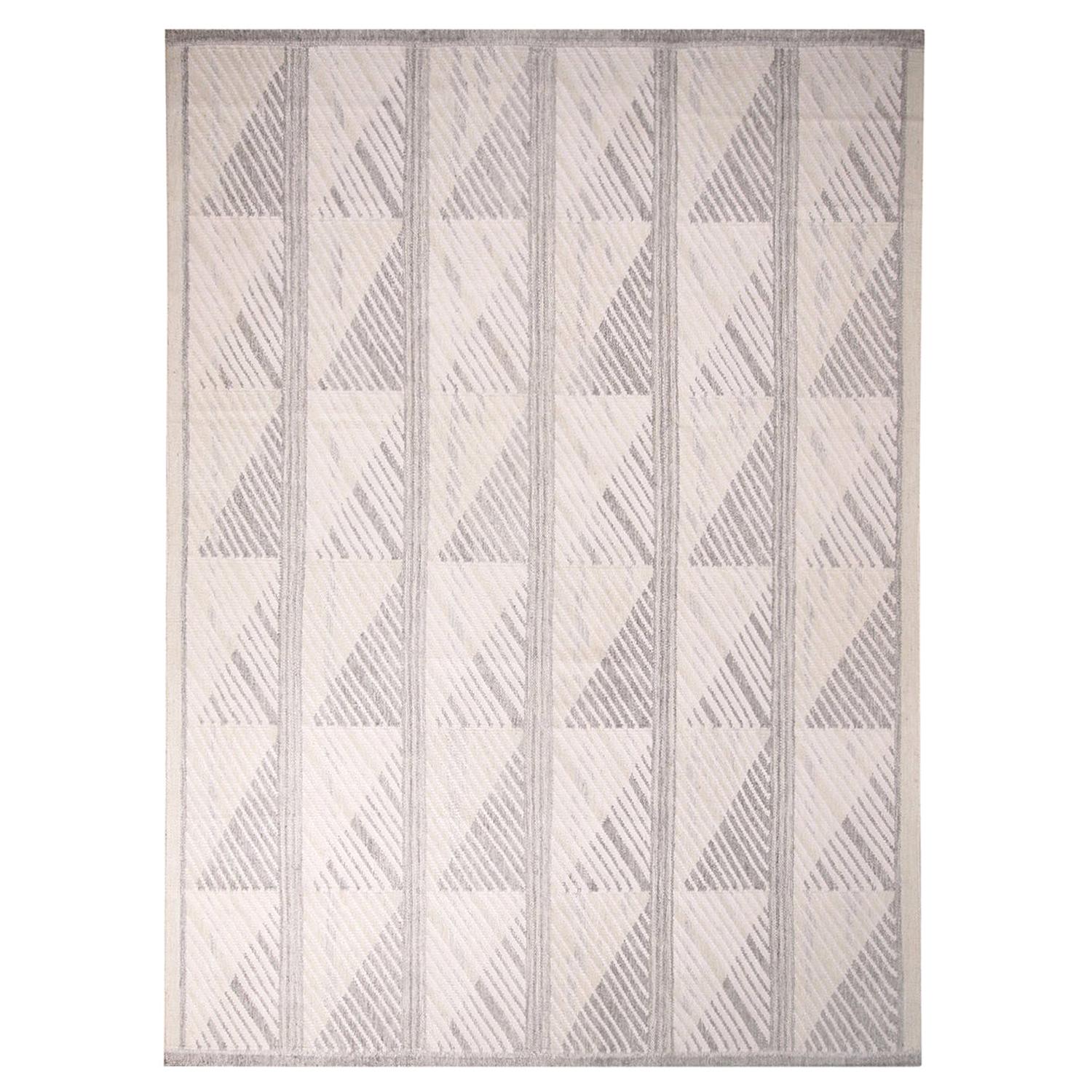 Skandinavisch inspirierter geometrischer grau-weißer Kelim-Teppich aus natürlicher Wolle von Teppich & Kilims