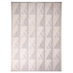 Rug & Kilim è un tappeto geometrico di ispirazione scandinava in lana naturale grigio-bianco.