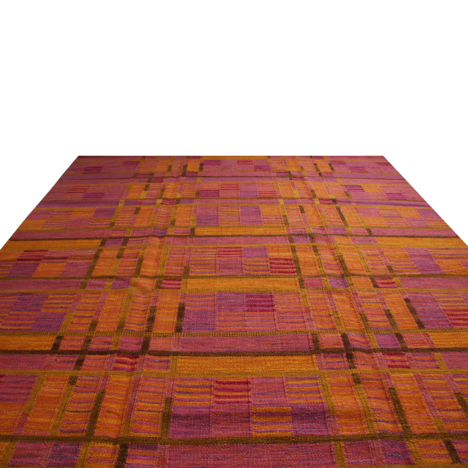 Le tapis de style suédois tissé à la main de Rug & Kilim fait partie des derniers ajouts en tissage plat de laine à la Collection Scandinavian, offrant notre approche unique et raffinée à grande échelle de la géométrie et des coloris vintage comme