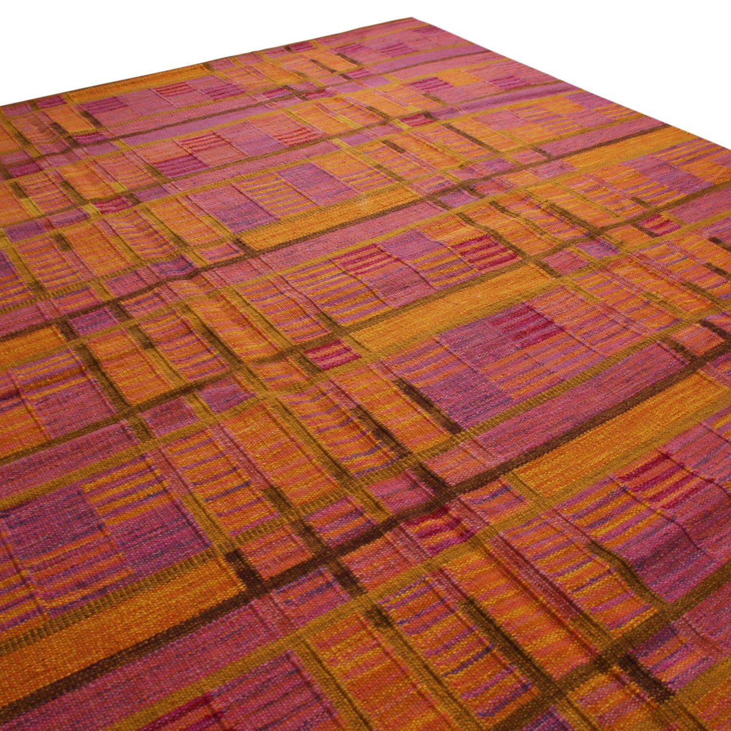 Scandinave moderne Tapis Kilim en laine chenille rose et or d'inspiration scandinave de Rug & Kilim en vente