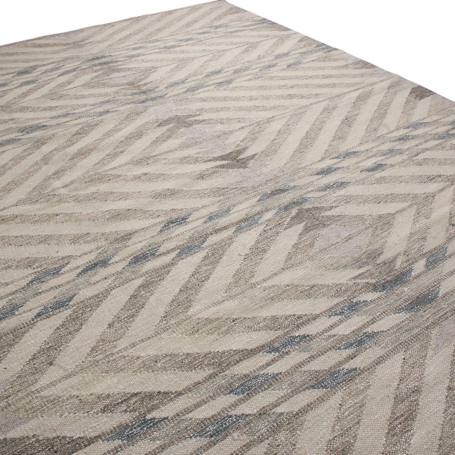 Der handgewebte Teppich im schwedischen Stil von Rug & Kilim gehört zu den neuesten Wollflachgeweben der Scandinavian Collection und bietet unseren einzigartigen, raffinierten, großformatigen Ansatz für die Geometrie und die Vintage-Farben, die