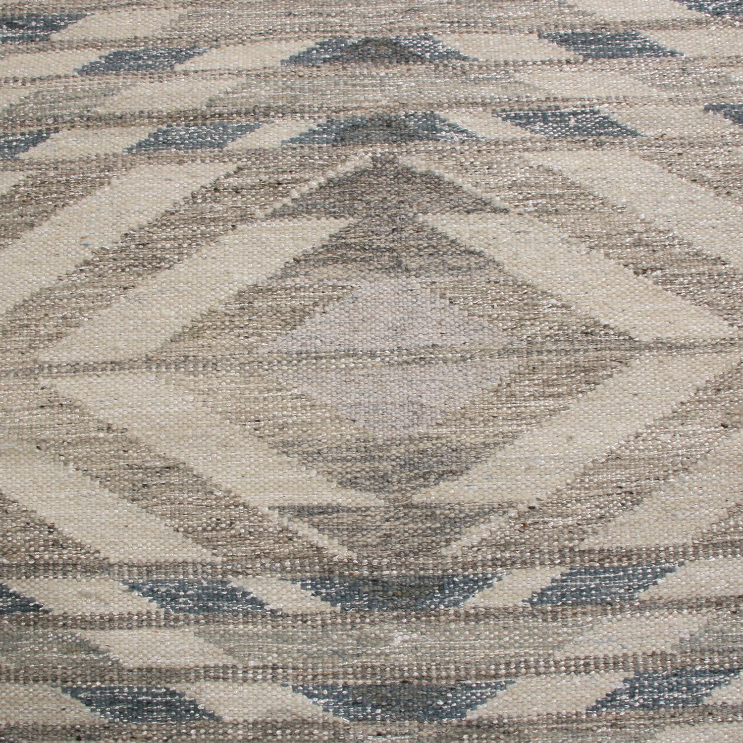 Teppich & Kilims skandinavisch inspirierter grauer und beigefarbener Woll-Kelim-Teppich (Skandinavische Moderne) im Angebot