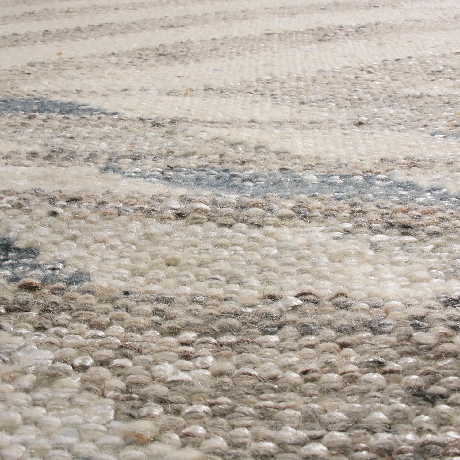Teppich & Kilims skandinavisch inspirierter grauer und beigefarbener Woll-Kelim-Teppich (Indisch) im Angebot