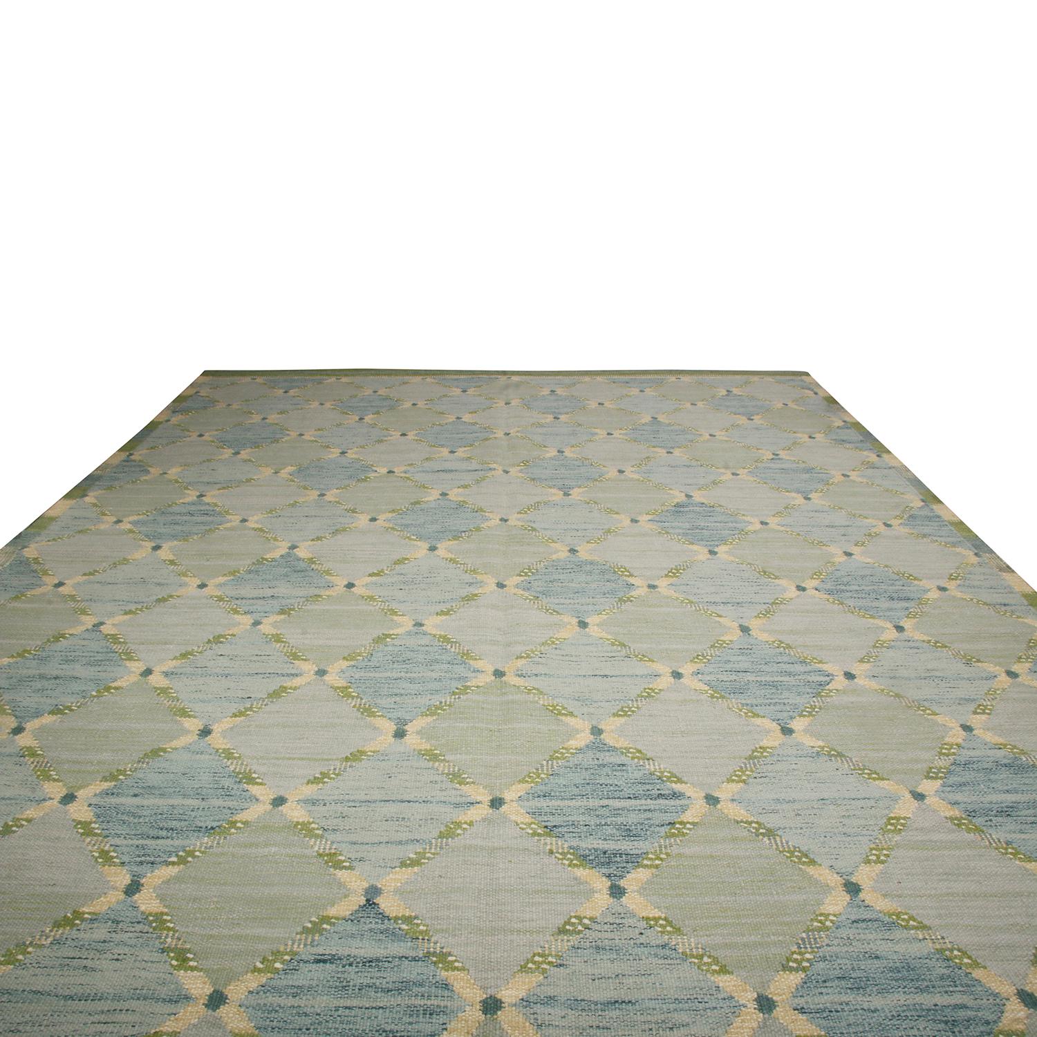 La alfombra de estilo sueco tejida a mano de Rug & Kilim procede de las últimas incorporaciones de tejido plano de lana a la colección escandinava, una celebración de la geometría a gran escala y emocionantes combinaciones de colores vintage como la