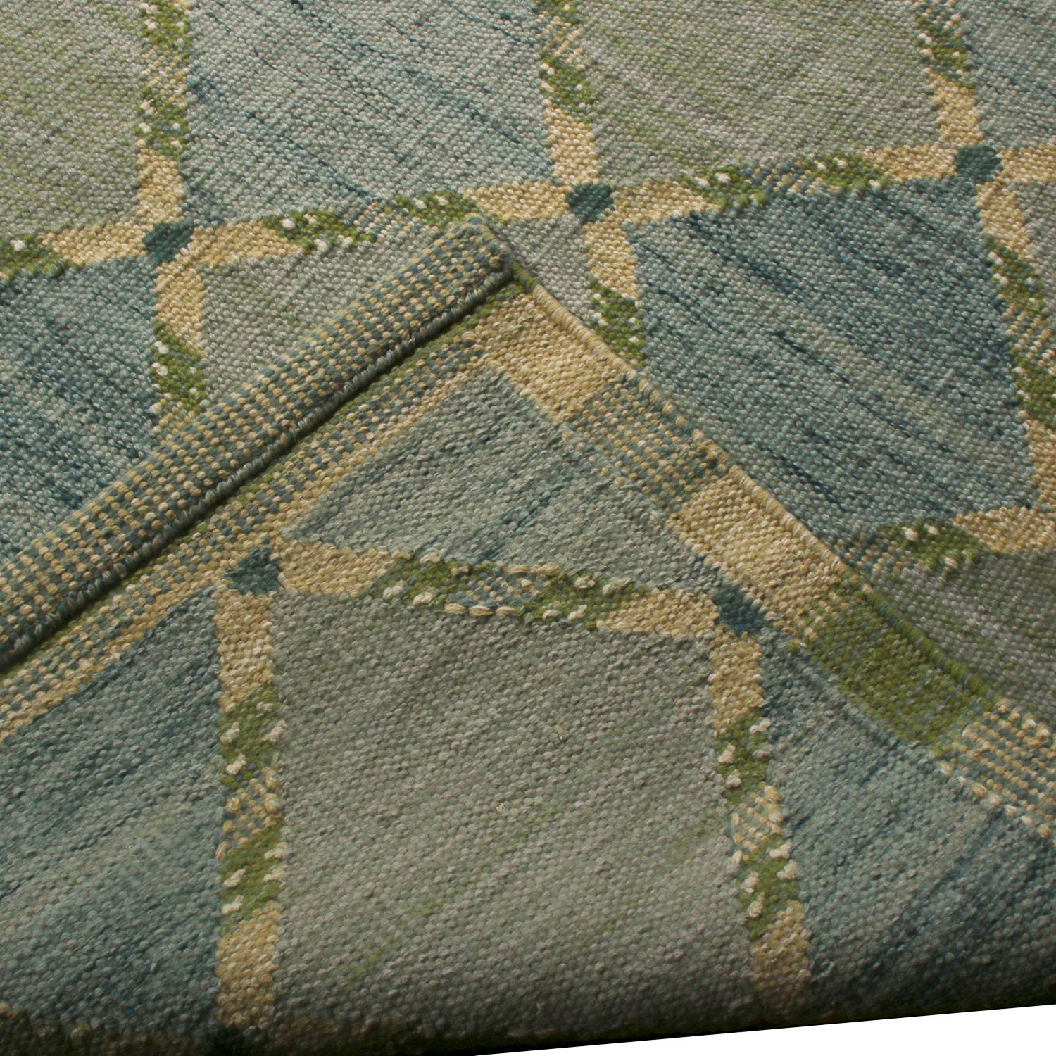 Alfombra geométrica de lana verde y azul de inspiración escandinava Rug & Kilim en Nuevo estado para la venta en Long Island City, NY