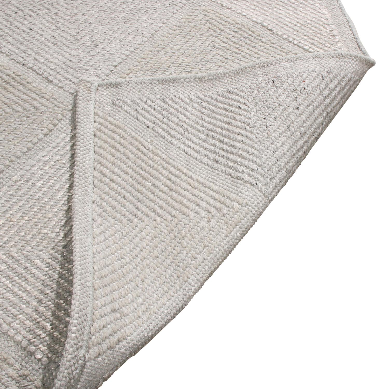 Rug & Kilim's skandinavisch inspirierter, natürlicher Polyester-Teppich im marokkanischen Stil (Handgeknüpft) im Angebot