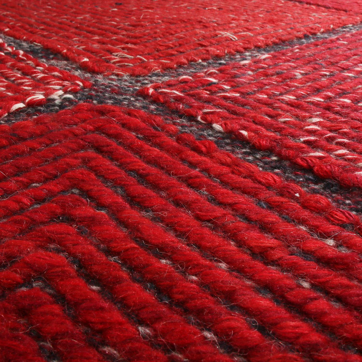 Indiano Rug & Kilim è un tappeto in poliestere rosso e nero di ispirazione scandinava e marocchina. in vendita