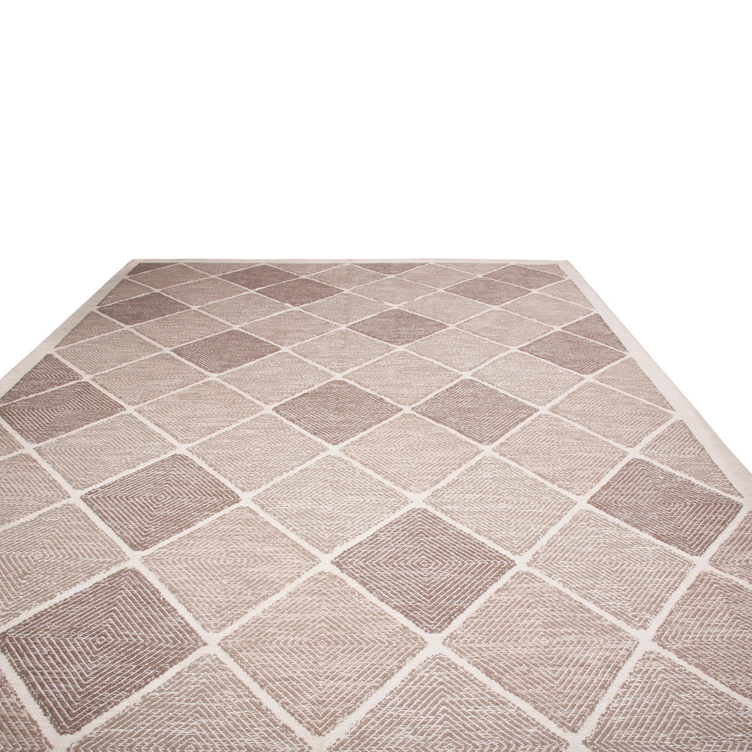 La alfombra de estilo sueco tejida a mano de Rug & Kilim procede de las últimas incorporaciones de tejido plano de lana a la colección escandinava, y ofrece nuestro exclusivo y refinado enfoque a gran escala de la geometría y las combinaciones de