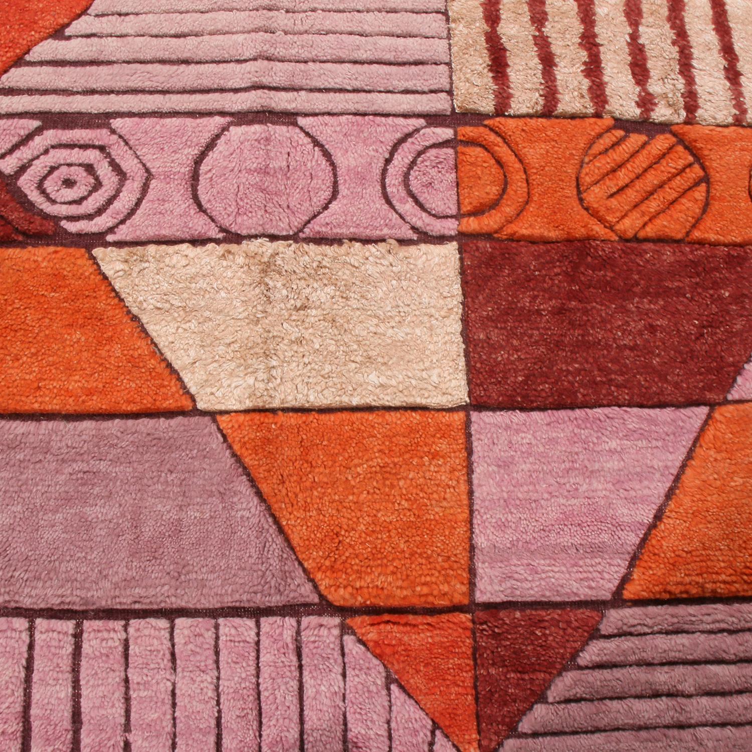 Rug & Kilim's skandinavisch inspirierter, orange- und lilafarbener Wollteppich nach Maß (Skandinavische Moderne) im Angebot