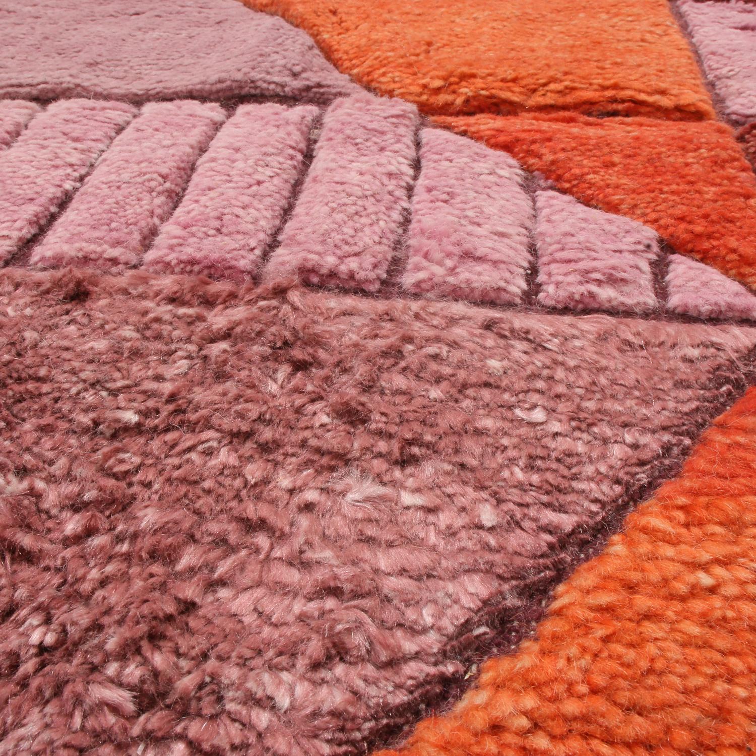 Rug & Kilim's skandinavisch inspirierter, orange- und lilafarbener Wollteppich nach Maß (Handgeknüpft) im Angebot