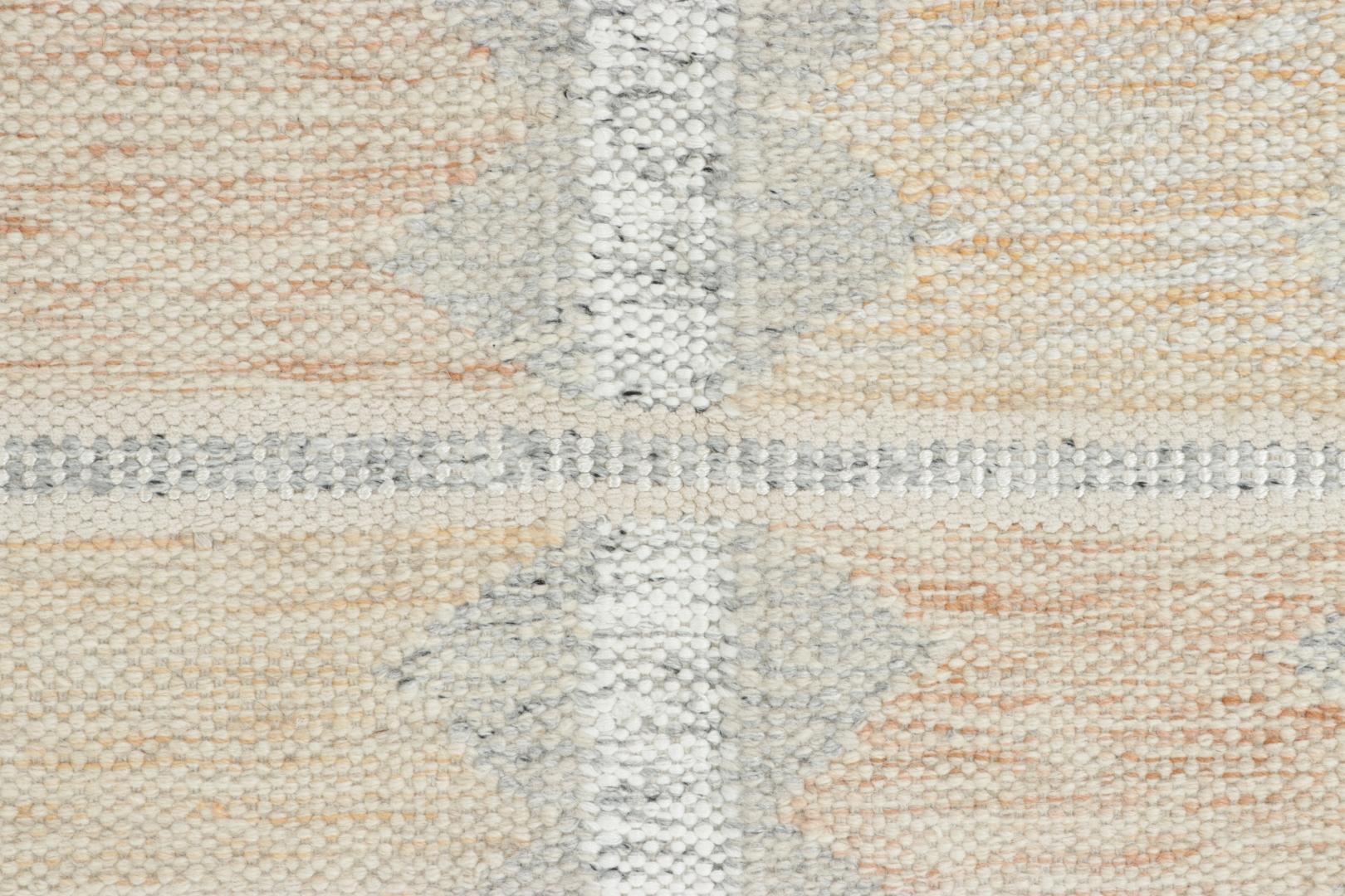 Questo tappeto 8x10 è una nuova ed entusiasmante aggiunta alla collezione di tappeti scandinavi di Rug & Kilim: una rivisitazione contemporanea del minimalismo svedese e dei tappeti e tessuti vintage delle tradizioni di tessitura rollakan e
