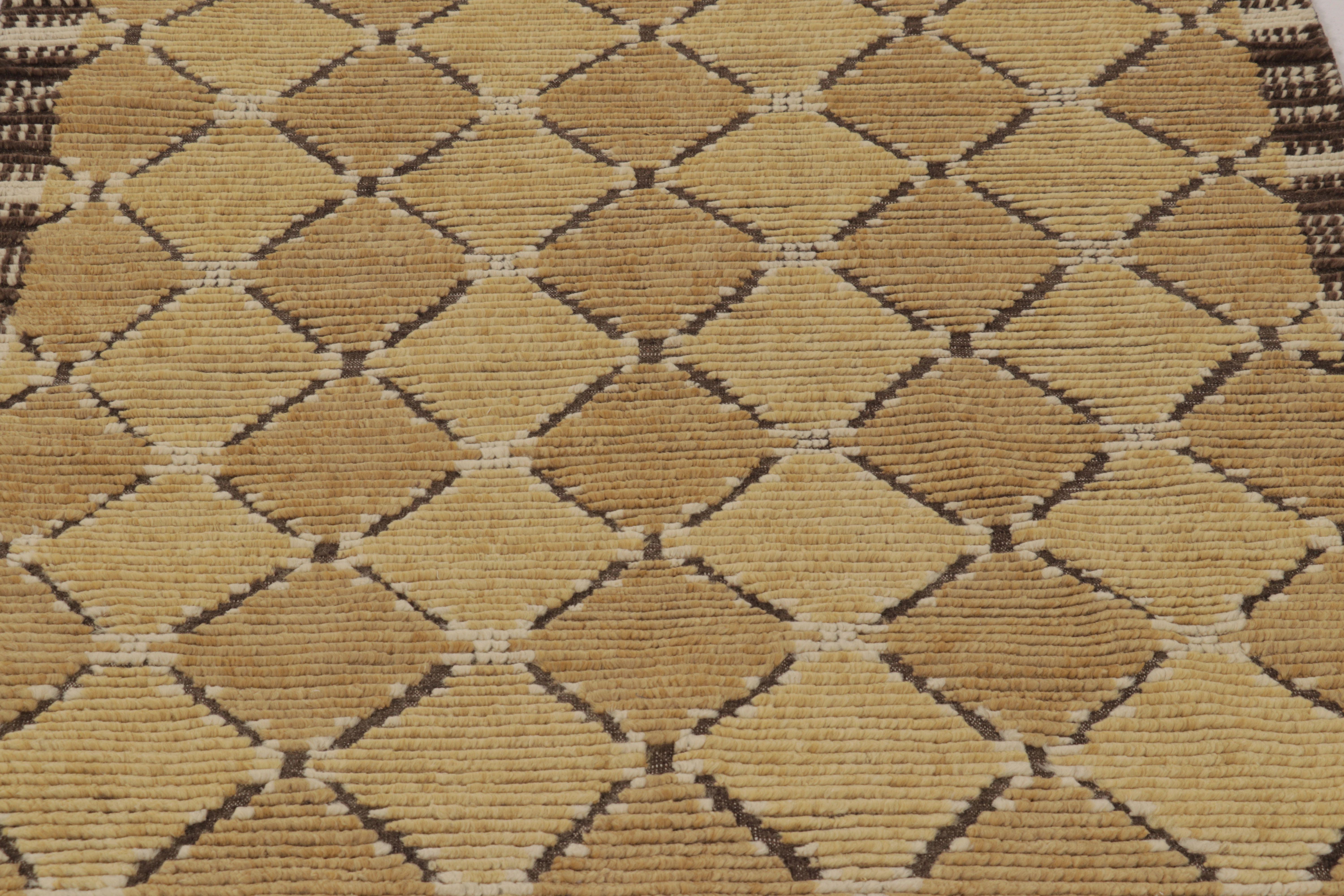 Rug & Kilim's skandinavisch inspirierter Teppich, Braun mit goldenen geometrischen Mustern (Moderne) im Angebot