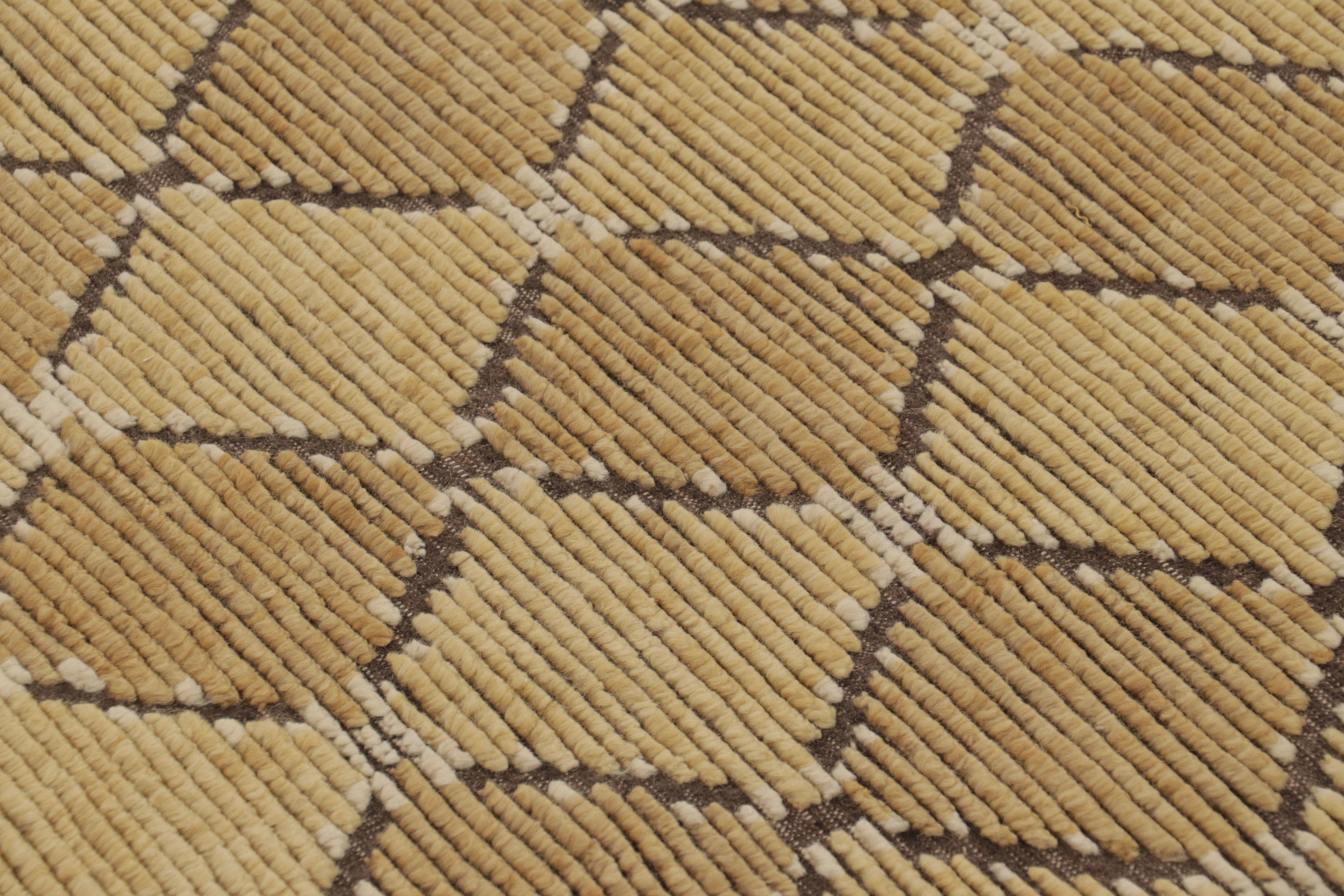 Rug & Kilim's skandinavisch inspirierter Teppich, Braun mit goldenen geometrischen Mustern (Indisch) im Angebot