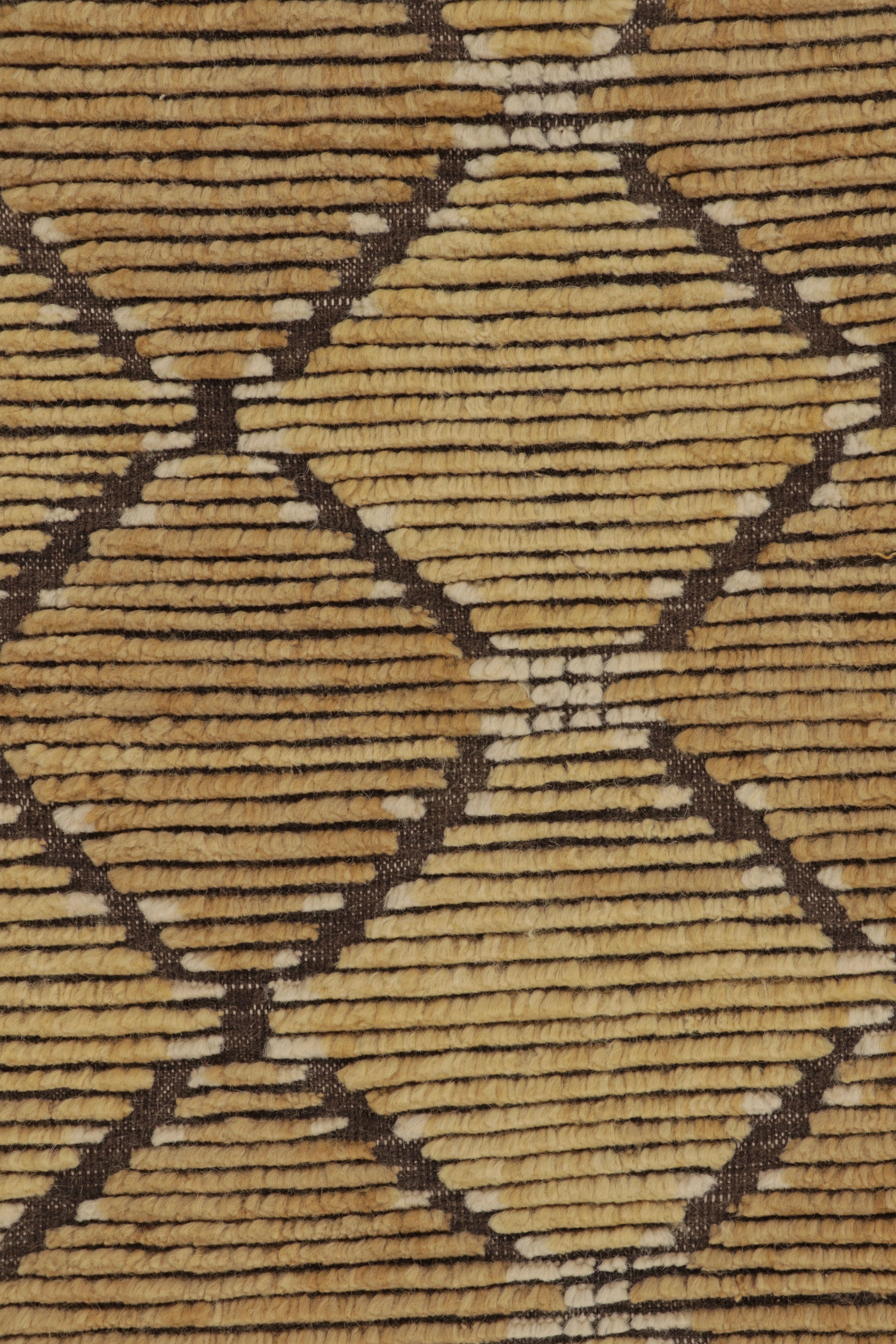 Rug & Kilim's skandinavisch inspirierter Teppich, Braun mit goldenen geometrischen Mustern (Handgeknüpft) im Angebot