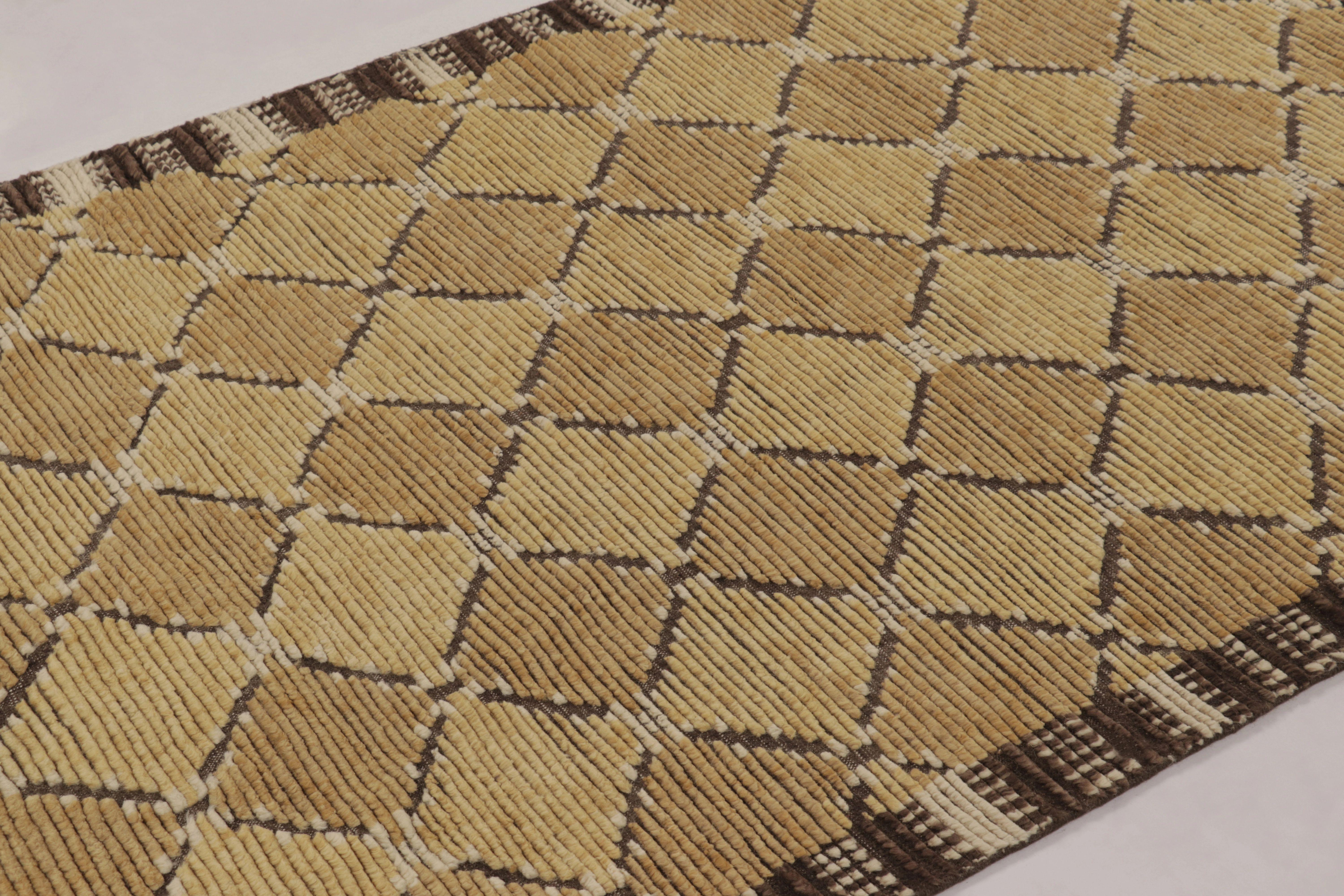 Rug & Kilim's skandinavisch inspirierter Teppich, Braun mit goldenen geometrischen Mustern im Zustand „Neu“ im Angebot in Long Island City, NY