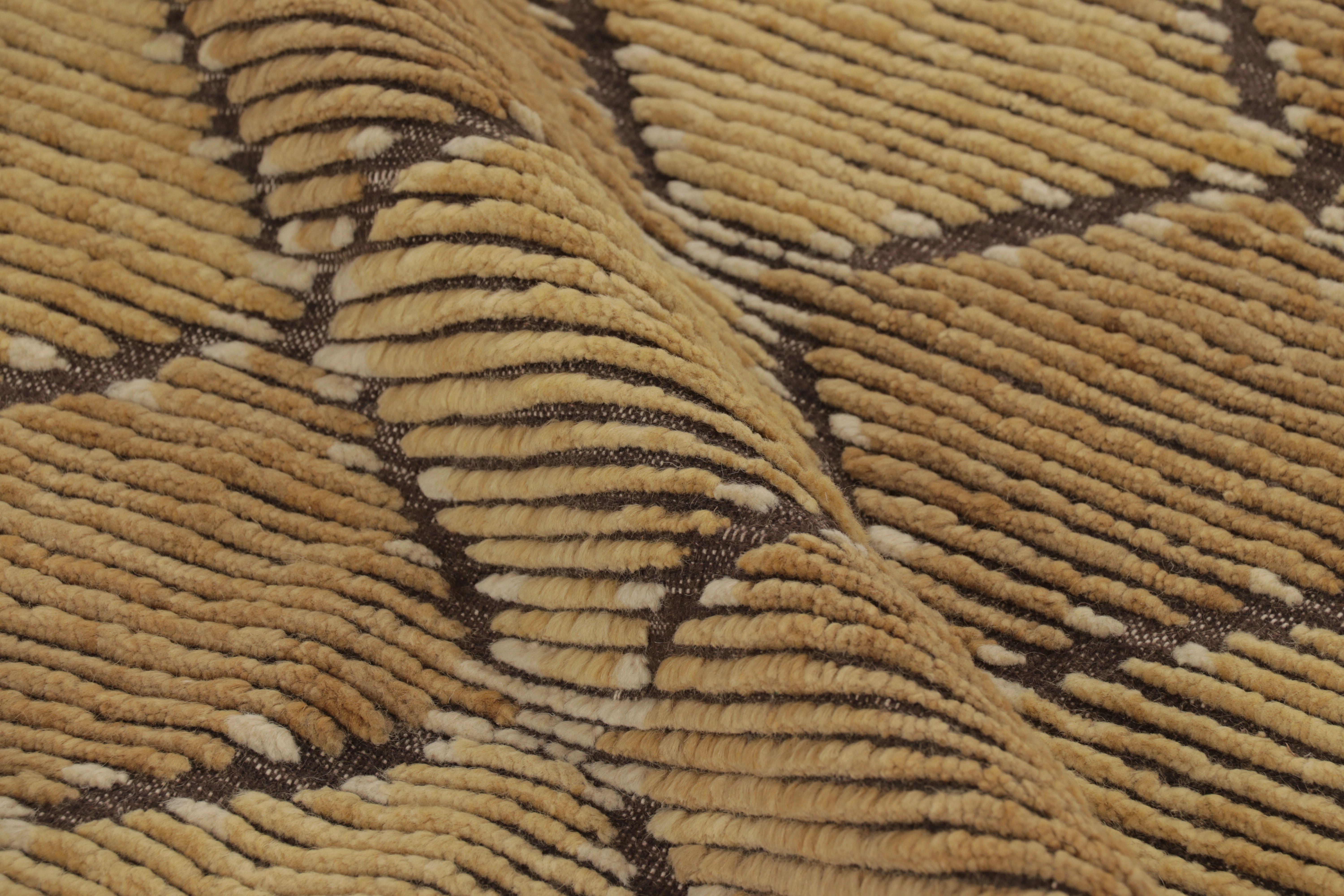 Rug & Kilim's skandinavisch inspirierter Teppich, Braun mit goldenen geometrischen Mustern (21. Jahrhundert und zeitgenössisch) im Angebot