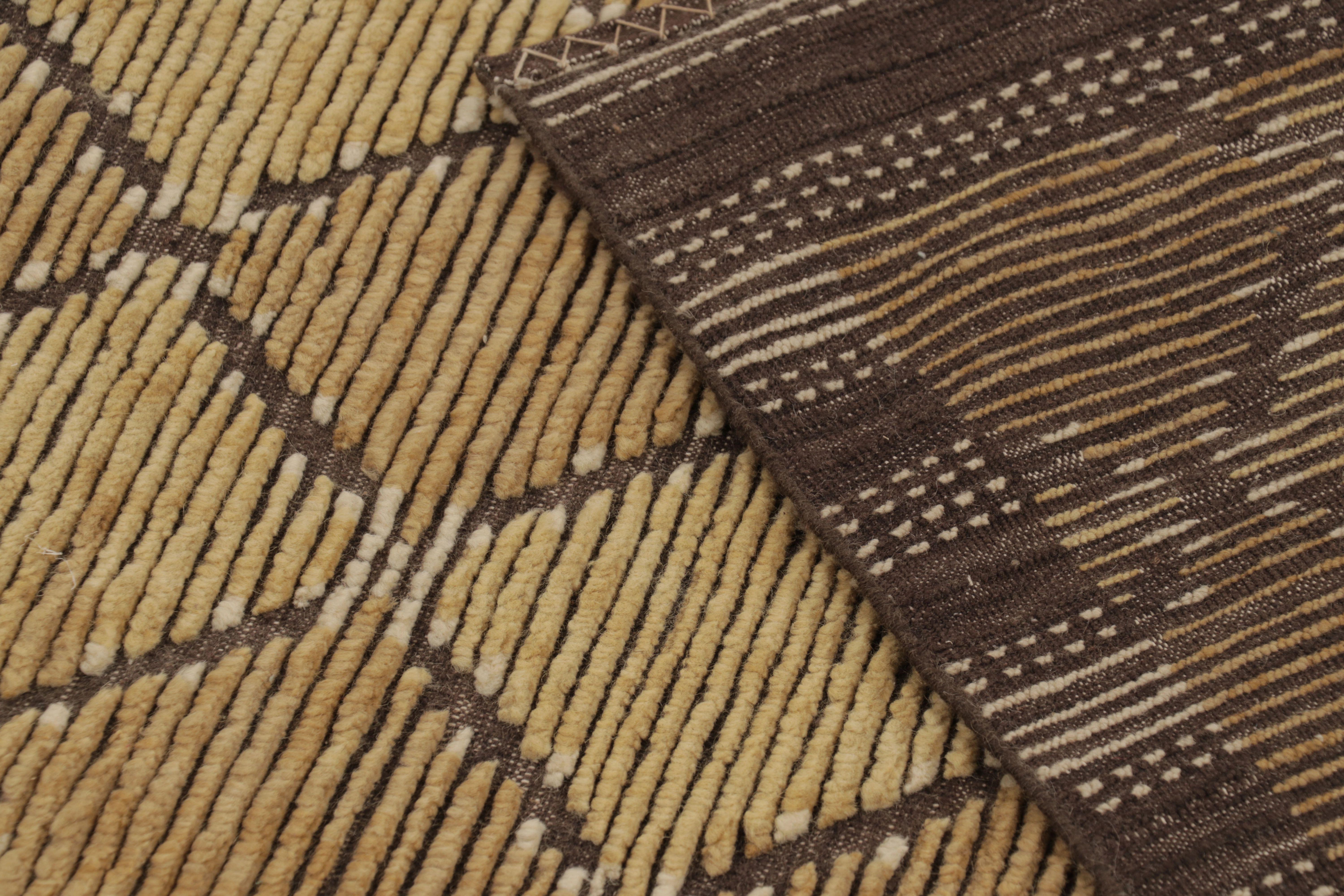 Rug & Kilim's skandinavisch inspirierter Teppich, Braun mit goldenen geometrischen Mustern (Wolle) im Angebot