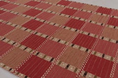 Der skandinavisch inspirierte Teppich von Rug & Kilim, geometrische Muster in Rot und Rosa