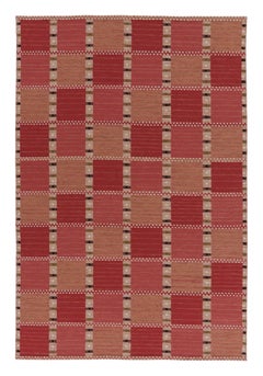 Der skandinavisch inspirierte Teppich von Rug & Kilim, geometrische Muster in Rot und Rosa