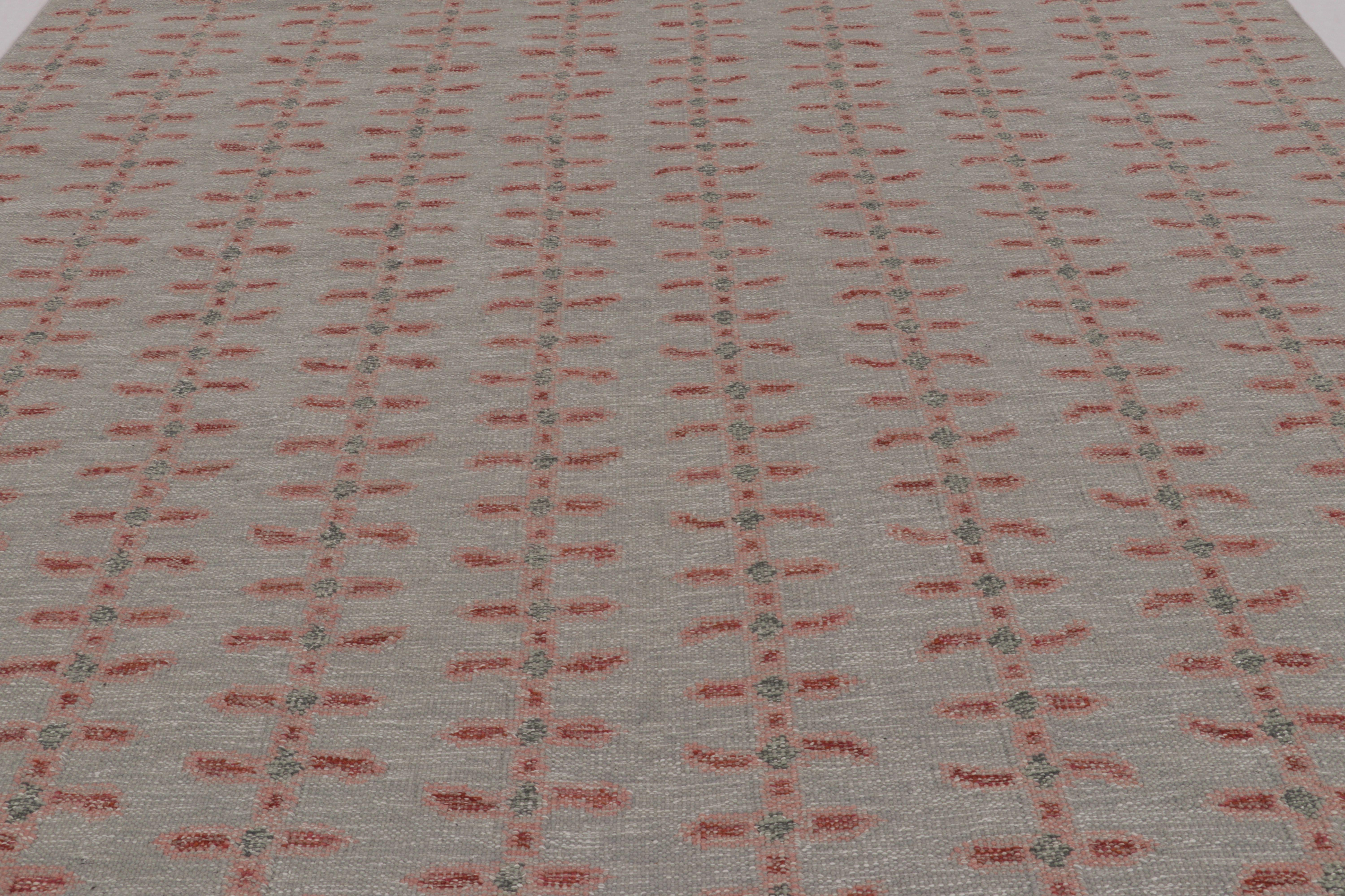 Indiano Rug & Kilim è un tappeto d'ispirazione scandinava in grigio con motivi rossi e minimalisti in vendita