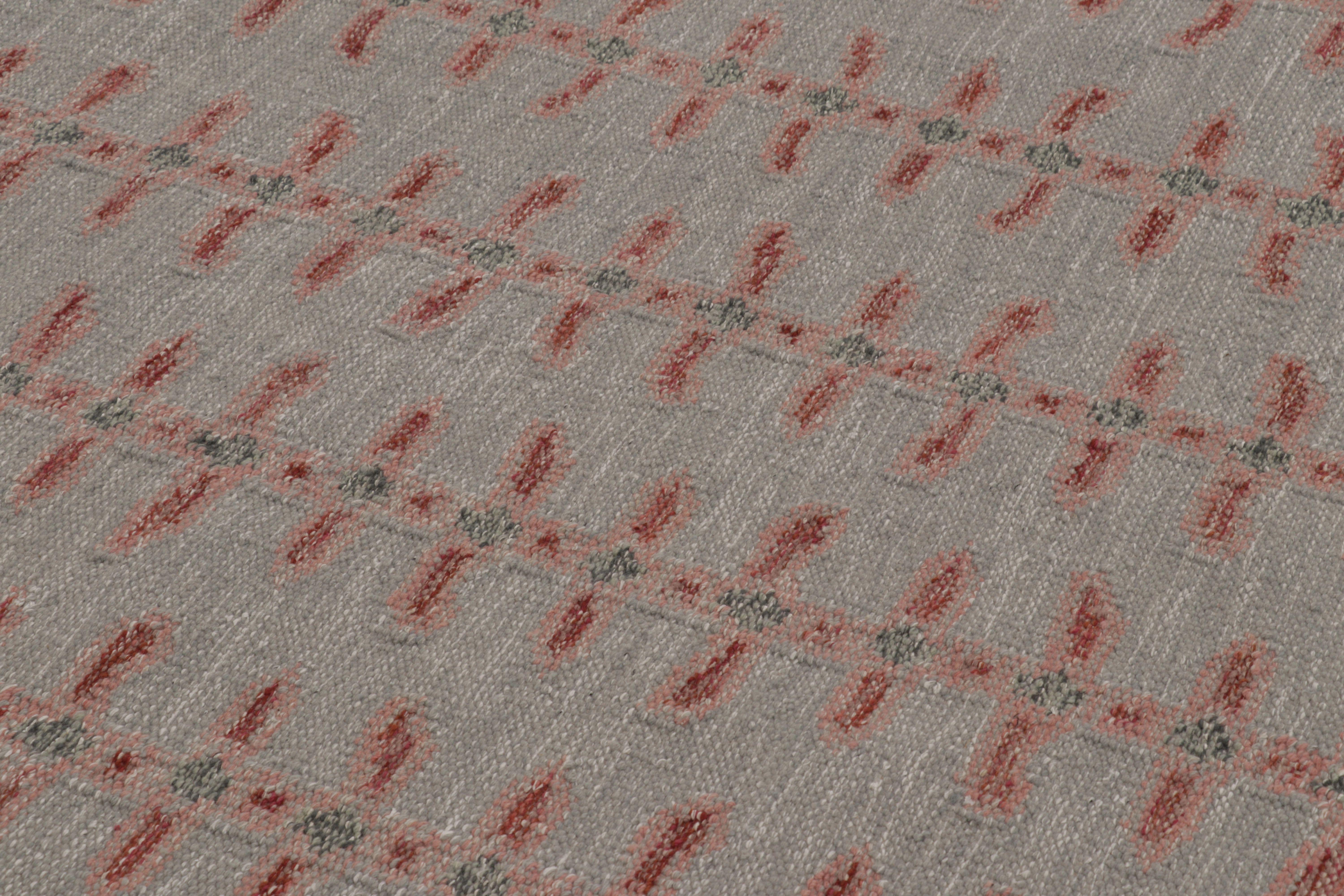 Tessuto a mano Rug & Kilim è un tappeto d'ispirazione scandinava in grigio con motivi rossi e minimalisti in vendita