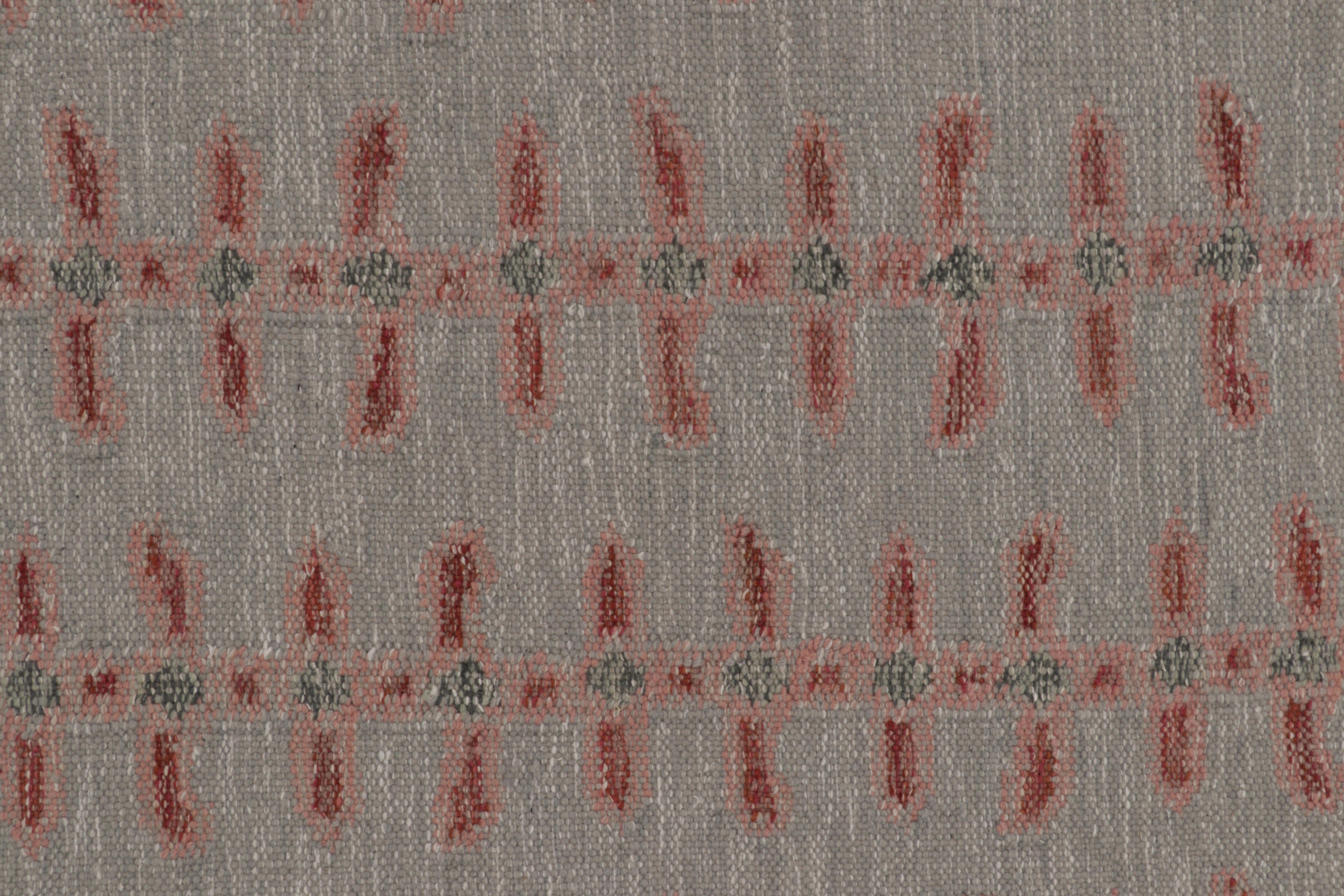 Rug & Kilim è un tappeto d'ispirazione scandinava in grigio con motivi rossi e minimalisti In condizioni Nuovo in vendita a Long Island City, NY