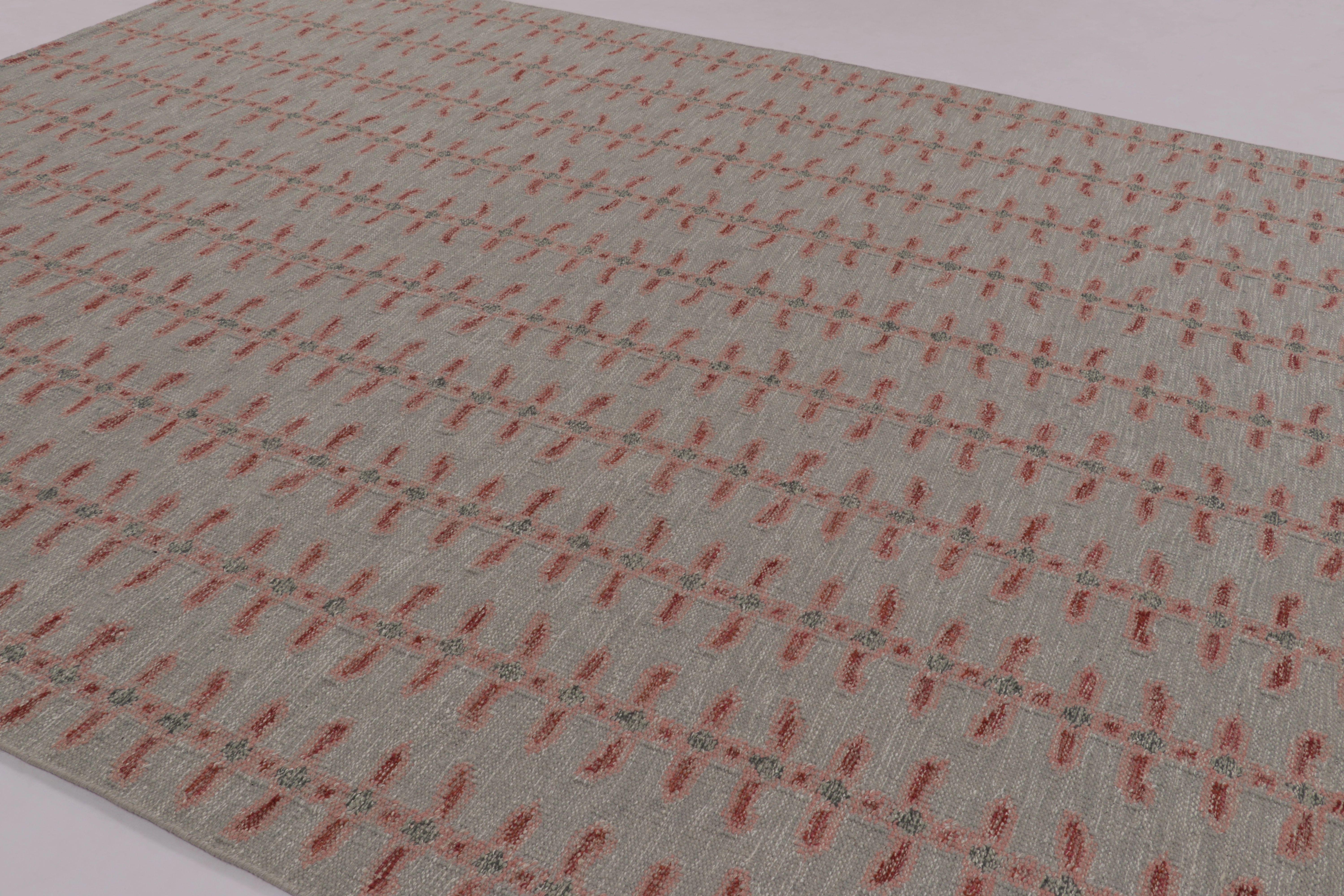 XXI secolo e contemporaneo Rug & Kilim è un tappeto d'ispirazione scandinava in grigio con motivi rossi e minimalisti in vendita