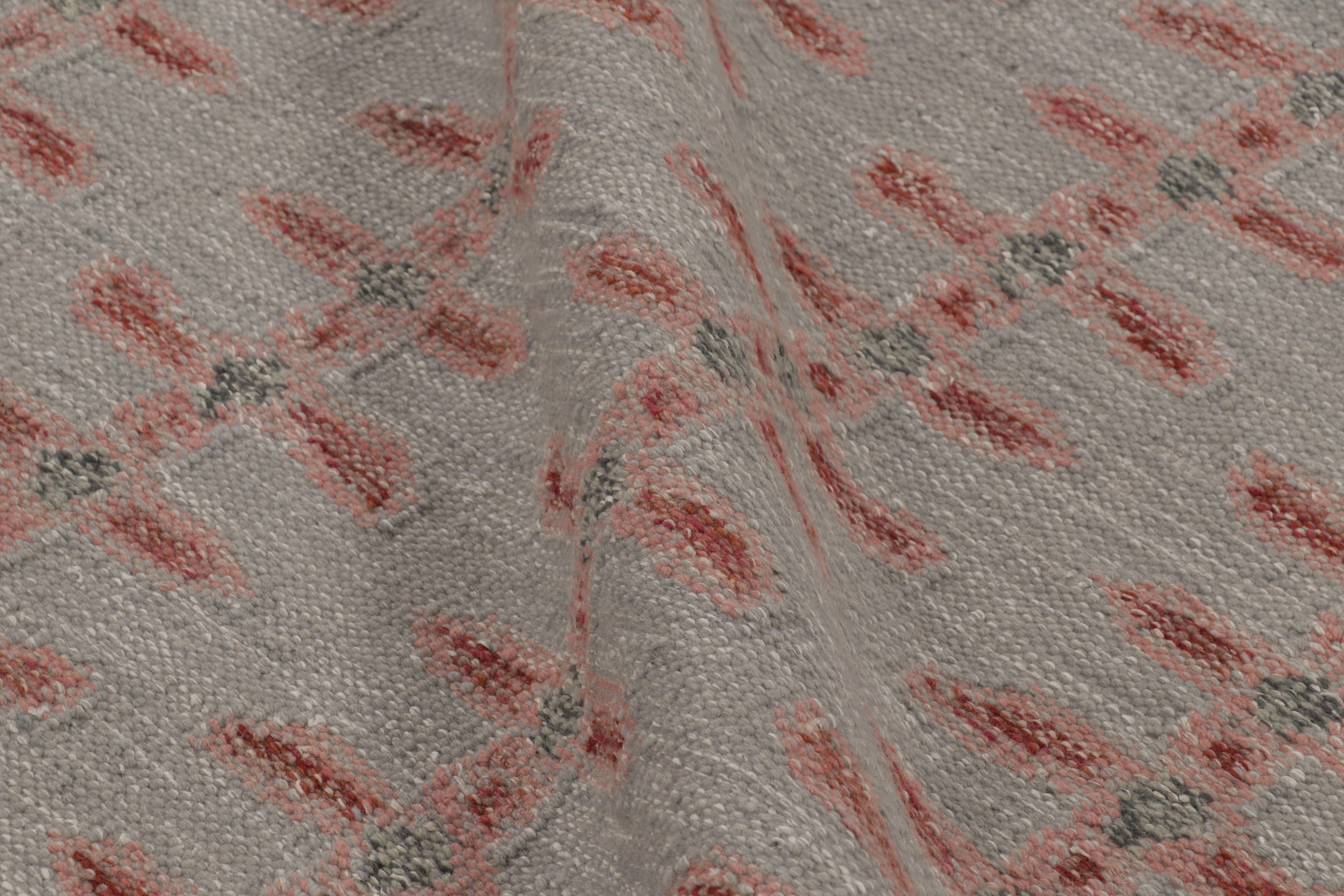 Lana Rug & Kilim è un tappeto d'ispirazione scandinava in grigio con motivi rossi e minimalisti in vendita