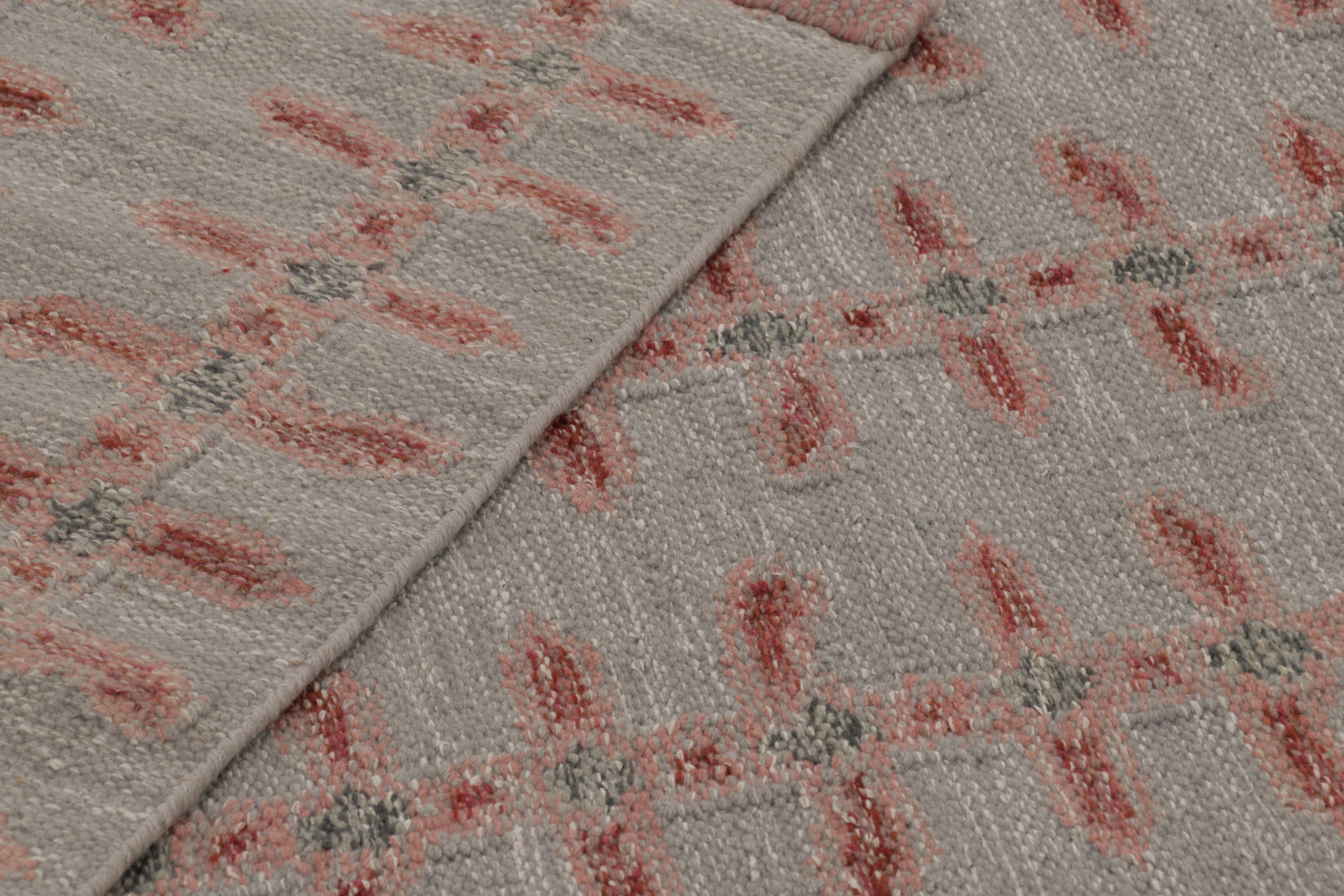 Rug & Kilim è un tappeto d'ispirazione scandinava in grigio con motivi rossi e minimalisti in vendita 1