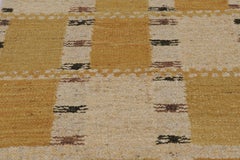 Rug & Kilim è un tappeto di ispirazione scandinava con motivi geometrici senape e crema