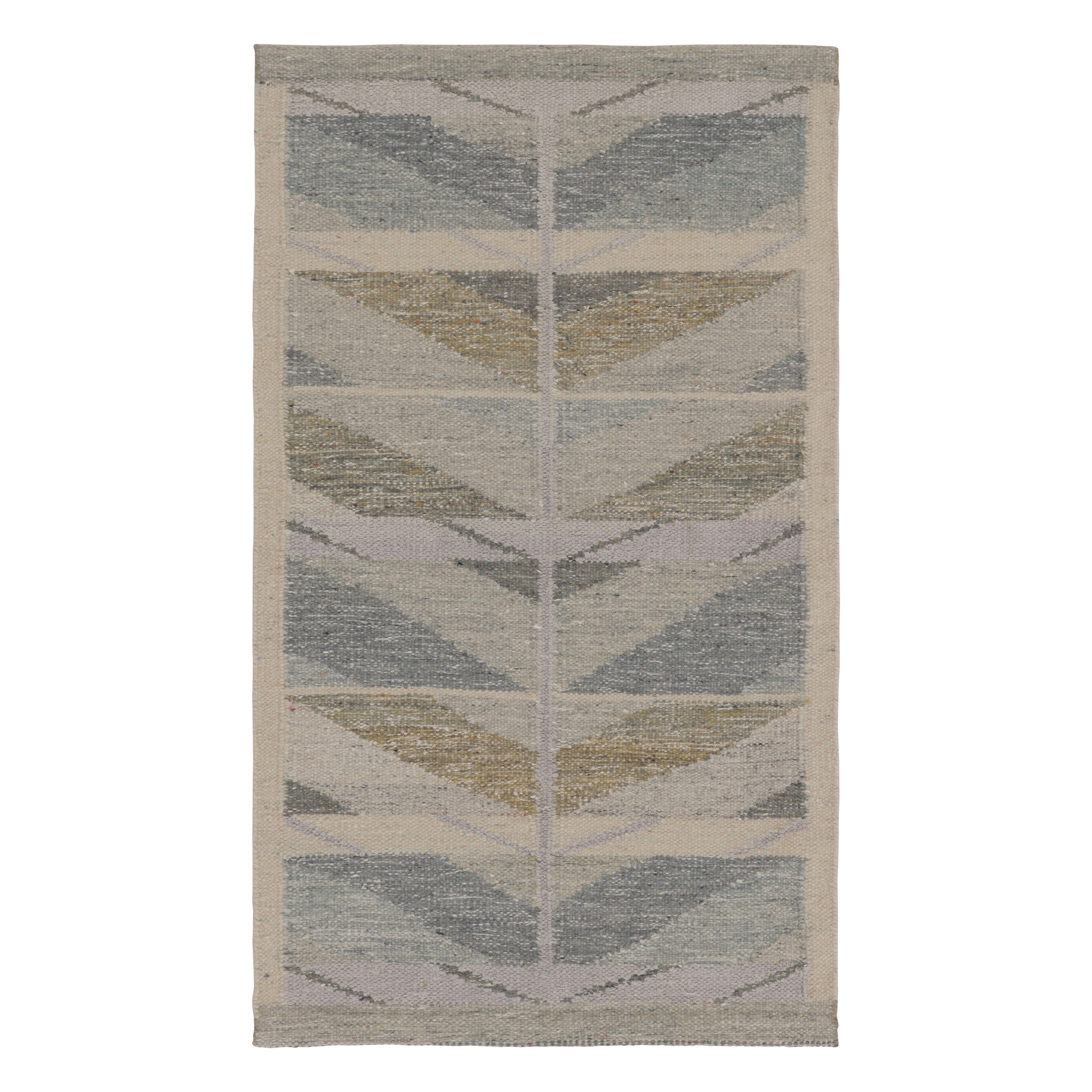 Rug 
Kilim’s Scandinavian-Inspired Rug, Minimalist Chevrons in Gray and Blue For Sale