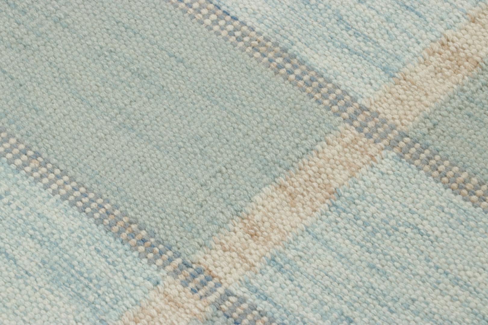 Rug & Kilim's skandinavisch inspirierter Teppich mit hellblauen, geometrischen Mustern (Skandinavische Moderne) im Angebot