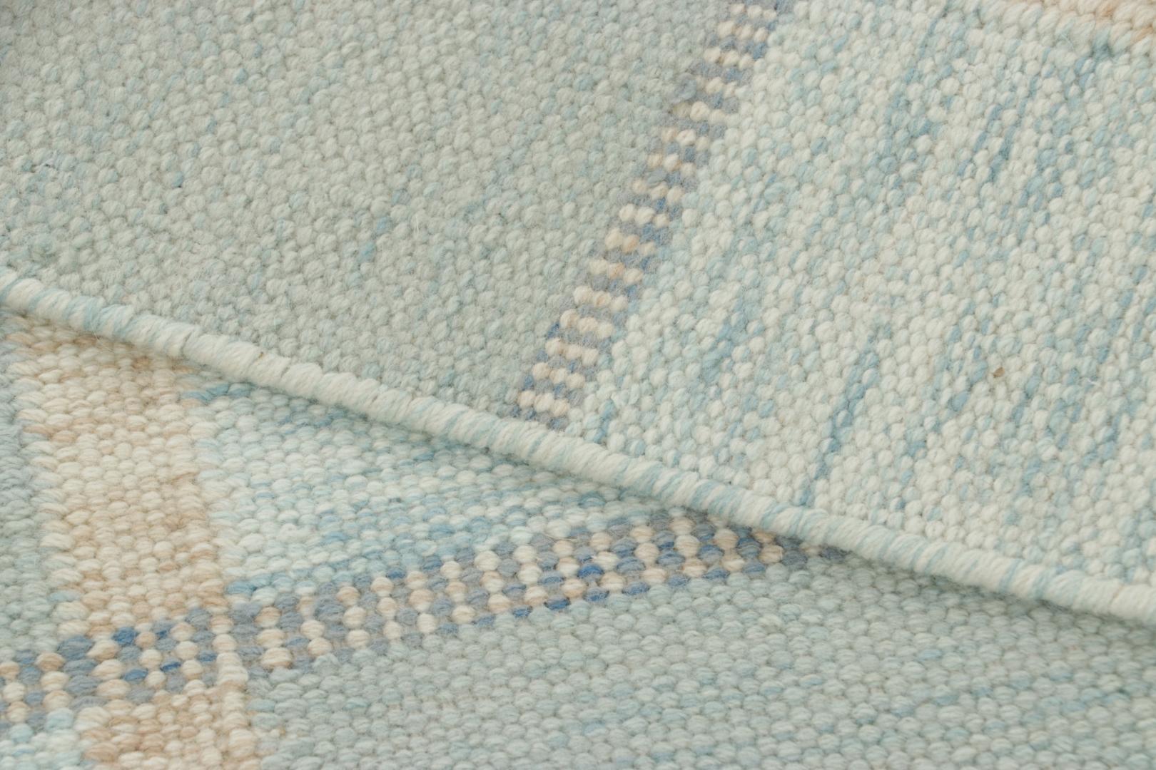 Rug & Kilim's skandinavisch inspirierter Teppich mit hellblauen, geometrischen Mustern (Indisch) im Angebot