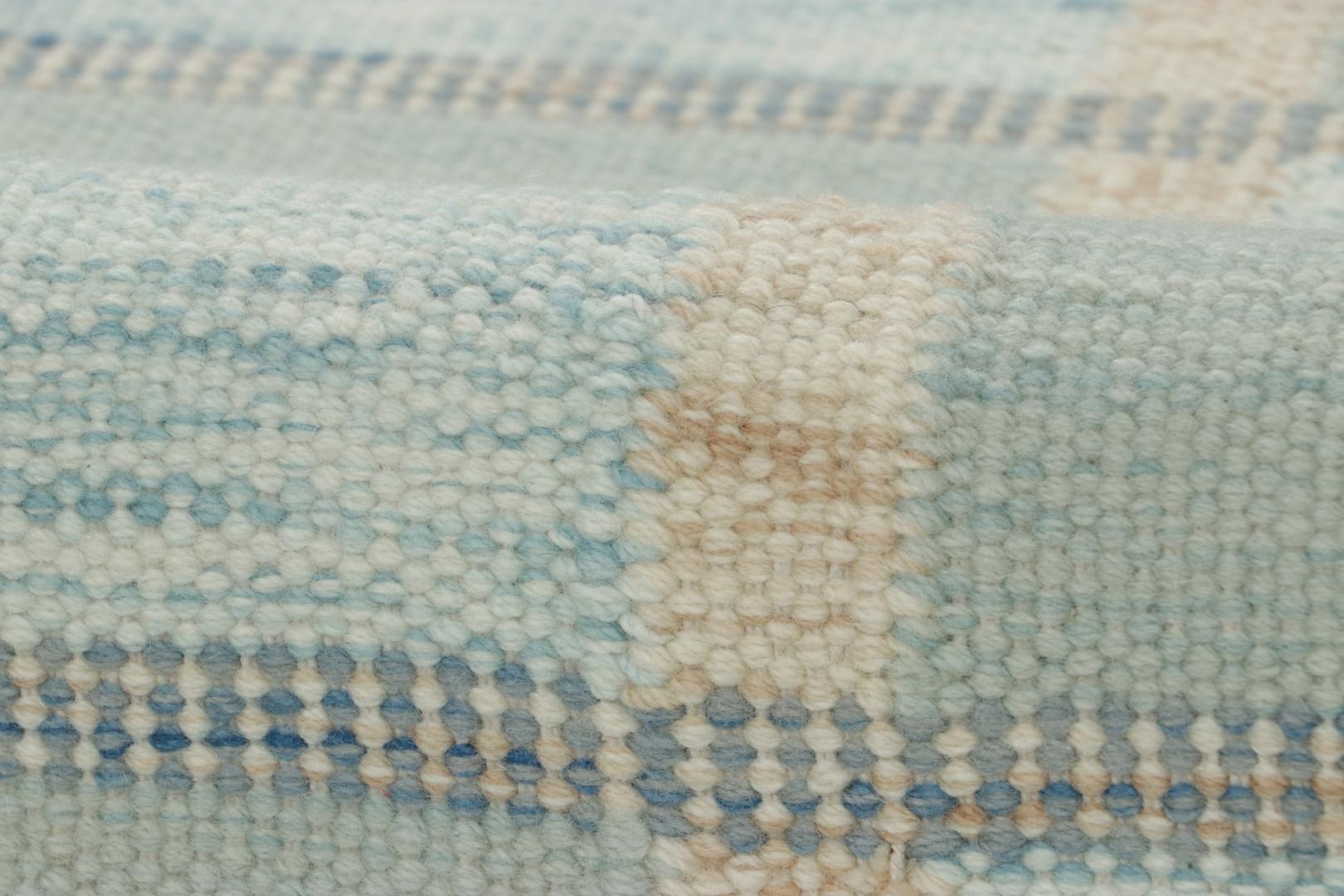 Rug & Kilim's skandinavisch inspirierter Teppich mit hellblauen, geometrischen Mustern (Handgeknüpft) im Angebot