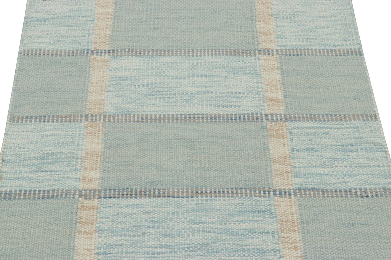 Rug & Kilim's skandinavisch inspirierter Teppich mit hellblauen, geometrischen Mustern im Zustand „Neu“ im Angebot in Long Island City, NY