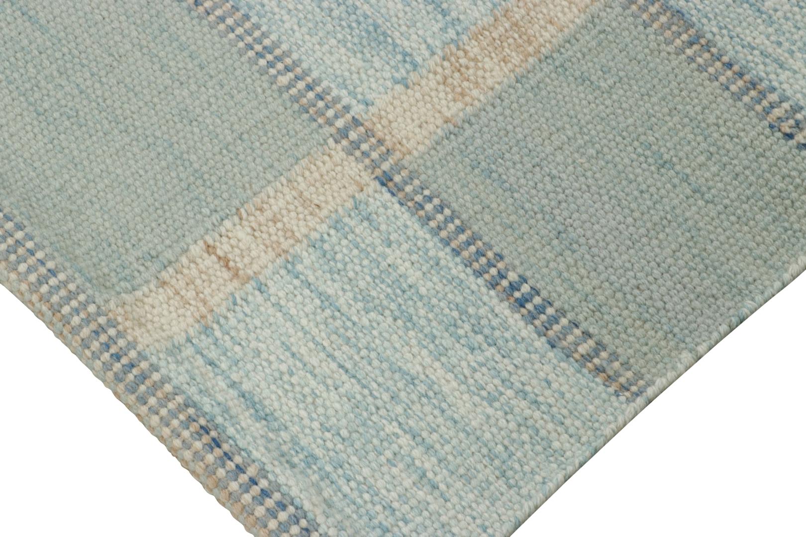Rug & Kilim's skandinavisch inspirierter Teppich mit hellblauen, geometrischen Mustern (21. Jahrhundert und zeitgenössisch) im Angebot