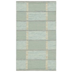 Alfombra de inspiración escandinava de Rug & Kilim con motivos geométricos en azul claro