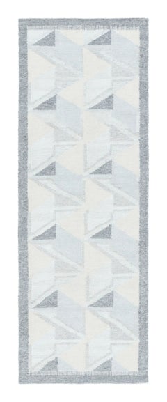 Alfombra de calle Rug & Kilim de inspiración escandinava, con motivos geométricos en gris y azul