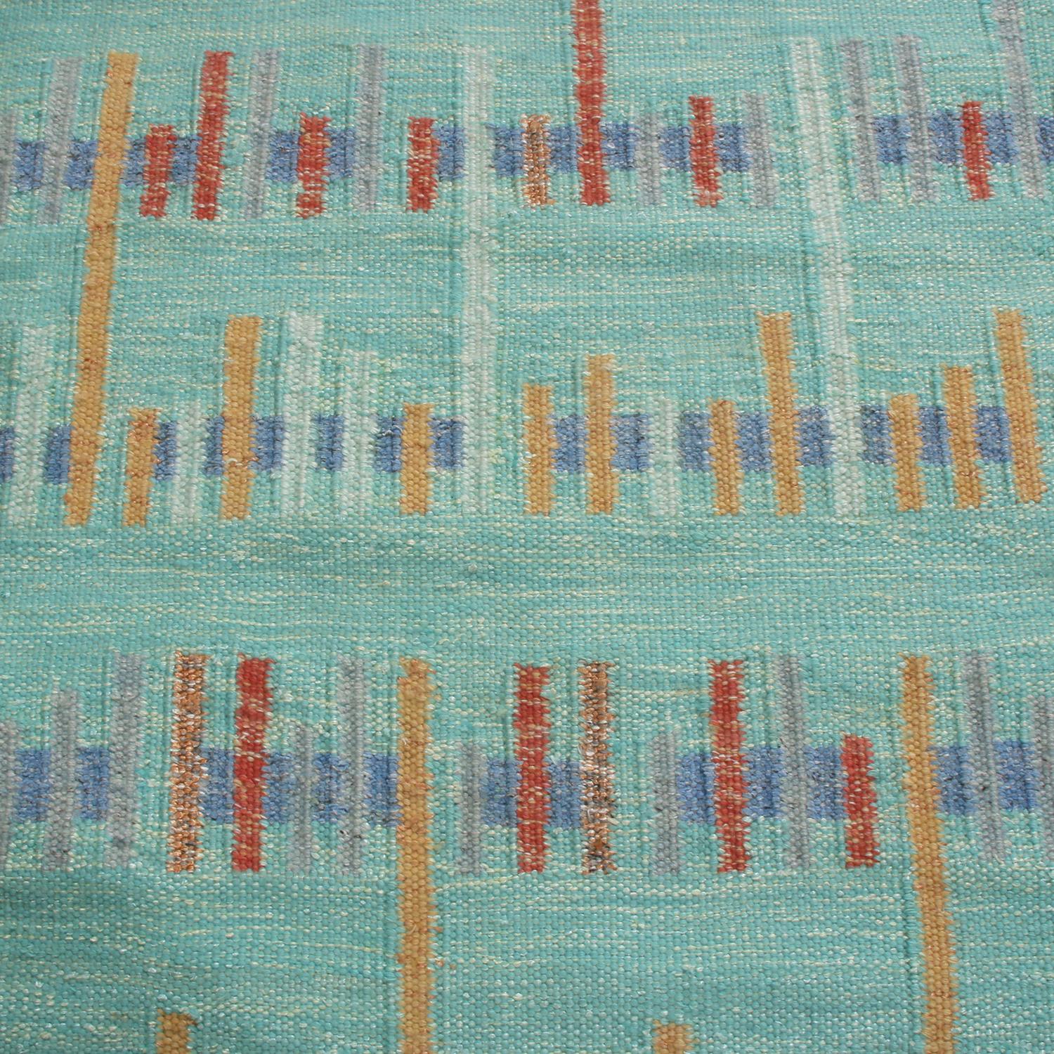 Scandinave moderne Tapis d'inspiration scandinave en laine à poils bleus et rouges de Rug & Kilim en vente