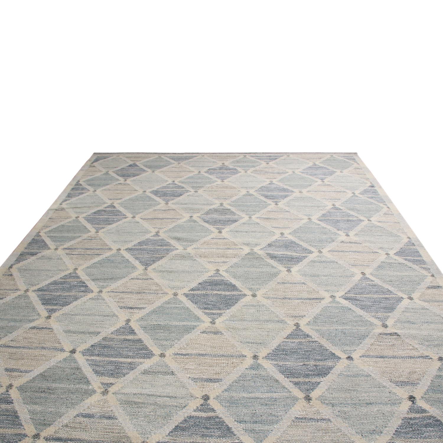 Der handgewebte Teppich im schwedischen Stil von Rug & Kilim gehört zu den neuesten Wollflachgeweben der skandinavischen Kollektion, die großflächige Geometrien und aufregende Vintage-Farben wie die ihrer Vorbilder aus der Mitte des Jahrhunderts