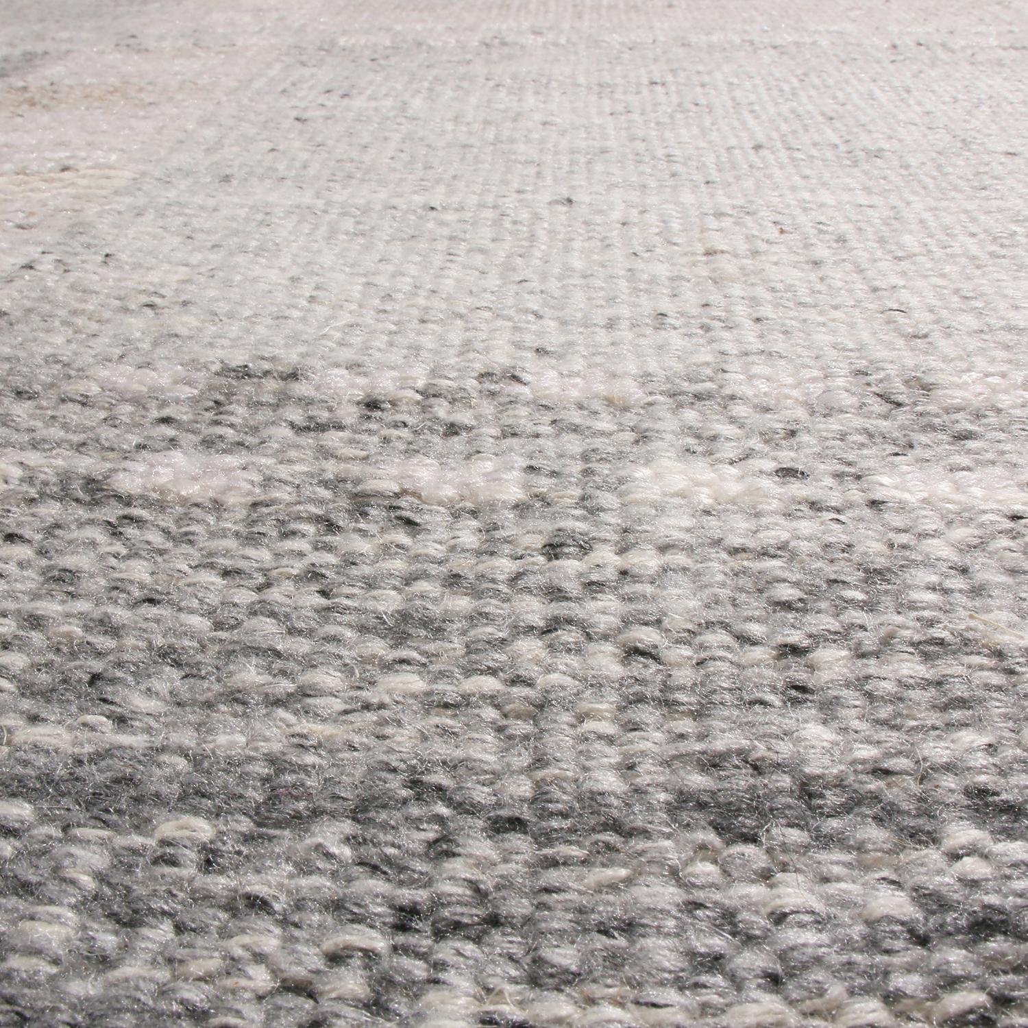 Alfombra de lana natural de inspiración escandinava gris plata y blanca crema de Rug & Kilim Indio en venta