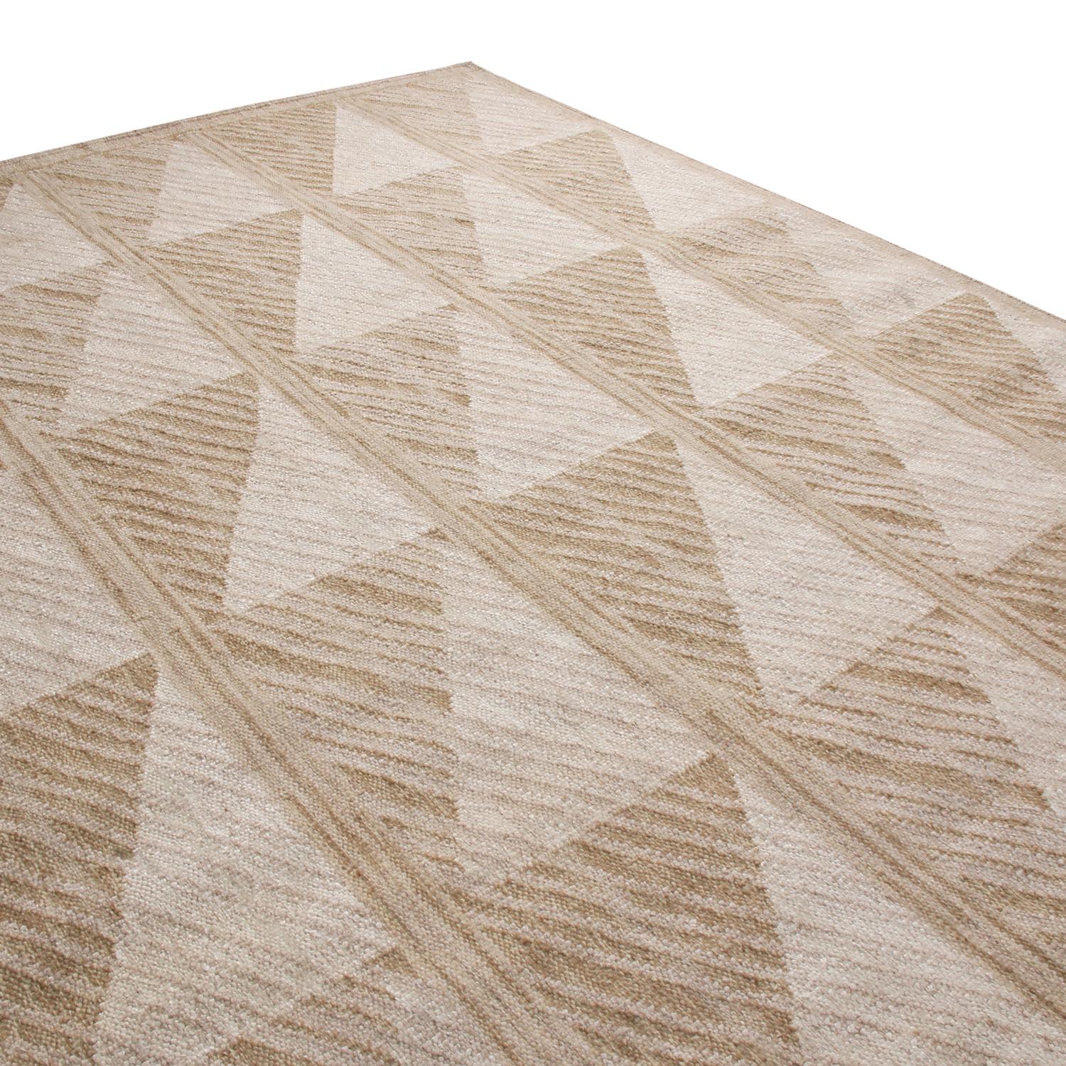 Scandinavo moderno Rug & Kilim è un tappeto in lana naturale di ispirazione scandinava, color pesca e bianco. in vendita