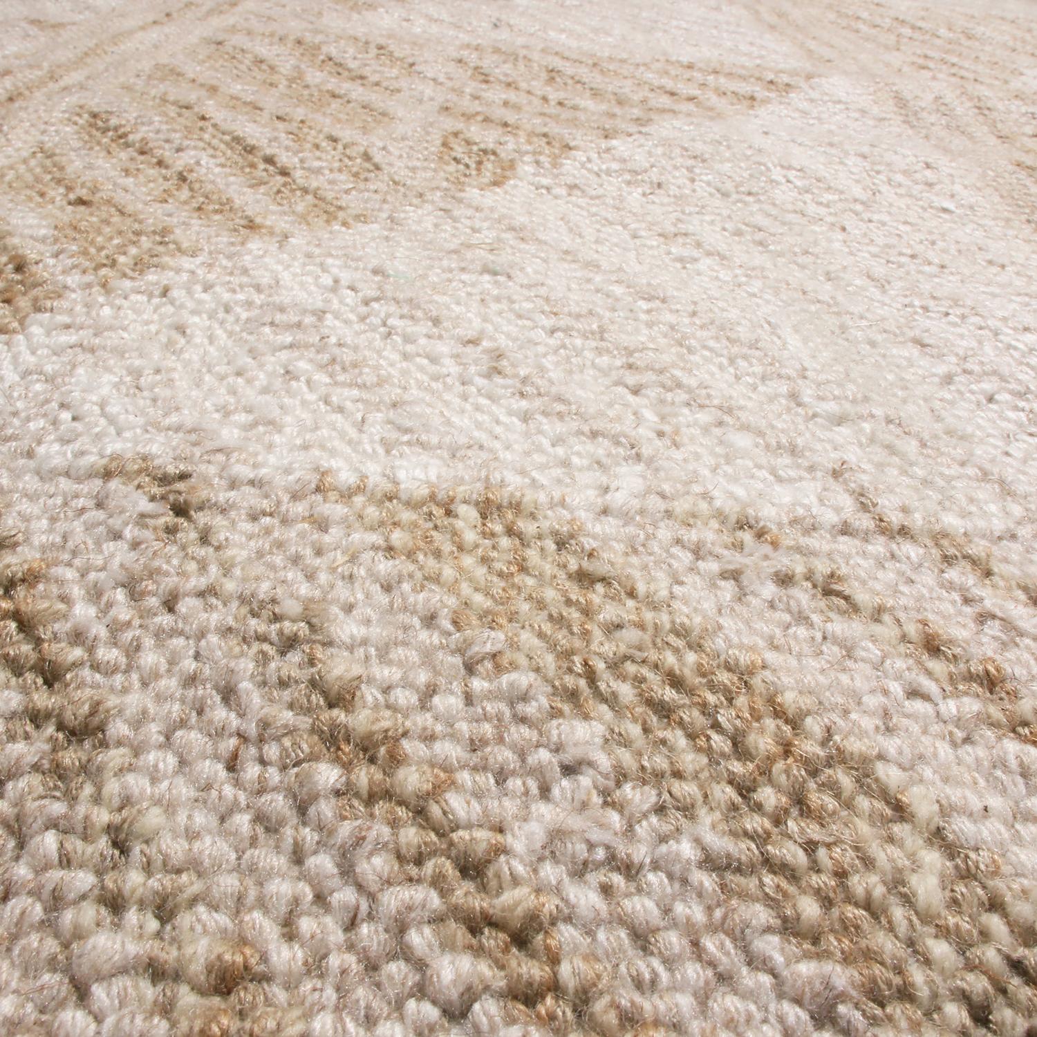 Indiano Rug & Kilim è un tappeto in lana naturale di ispirazione scandinava, color pesca e bianco. in vendita