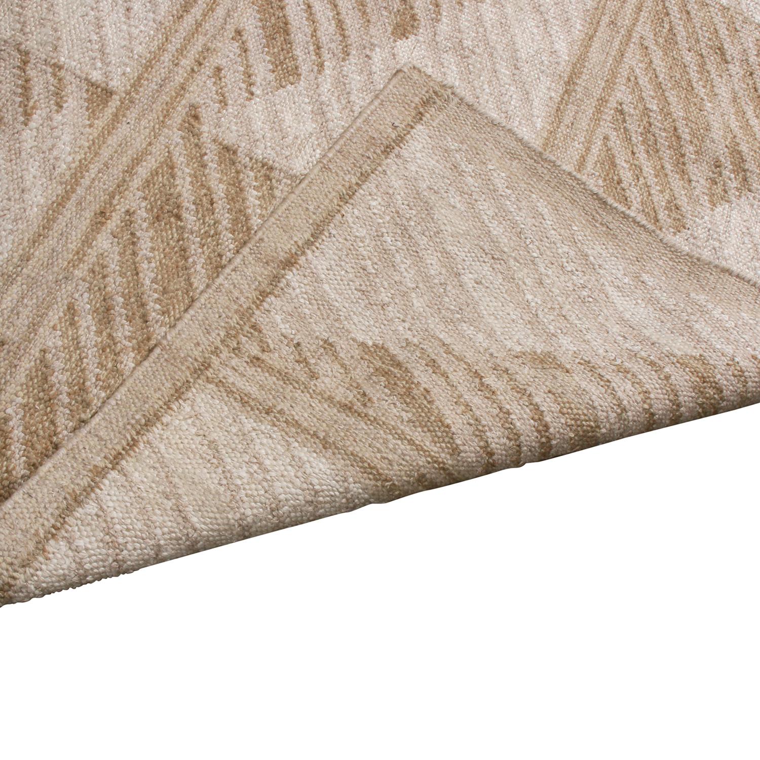 Annodato a mano Rug & Kilim è un tappeto in lana naturale di ispirazione scandinava, color pesca e bianco. in vendita