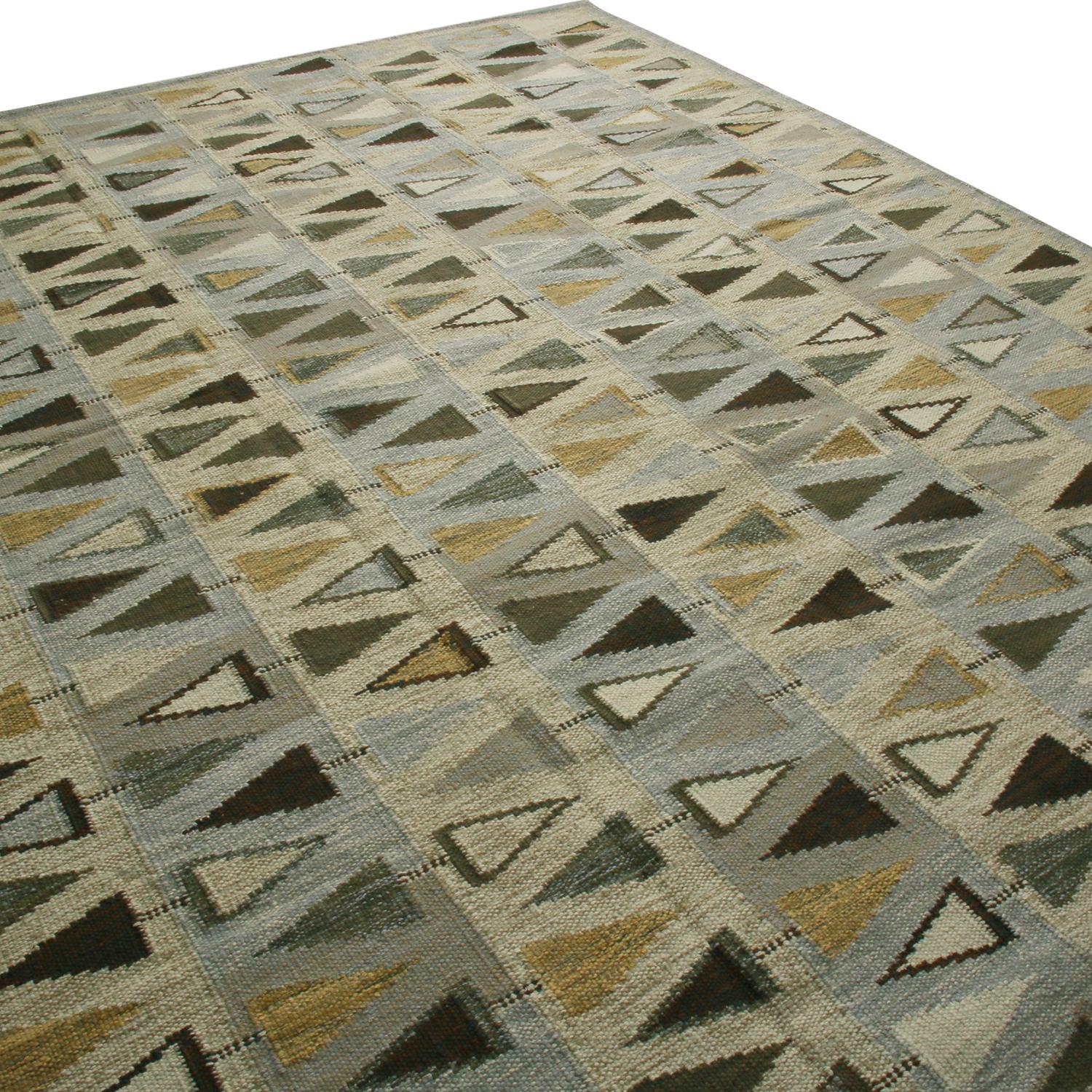 Originario dell'India, questo tappeto in velluto annodato a mano fa parte della collezione di ispirazione scandinava di Rug & Kilim, realizzato in lana neozelandese di alta qualità e caratterizzato da un raffinato disegno geometrico a dente di sega